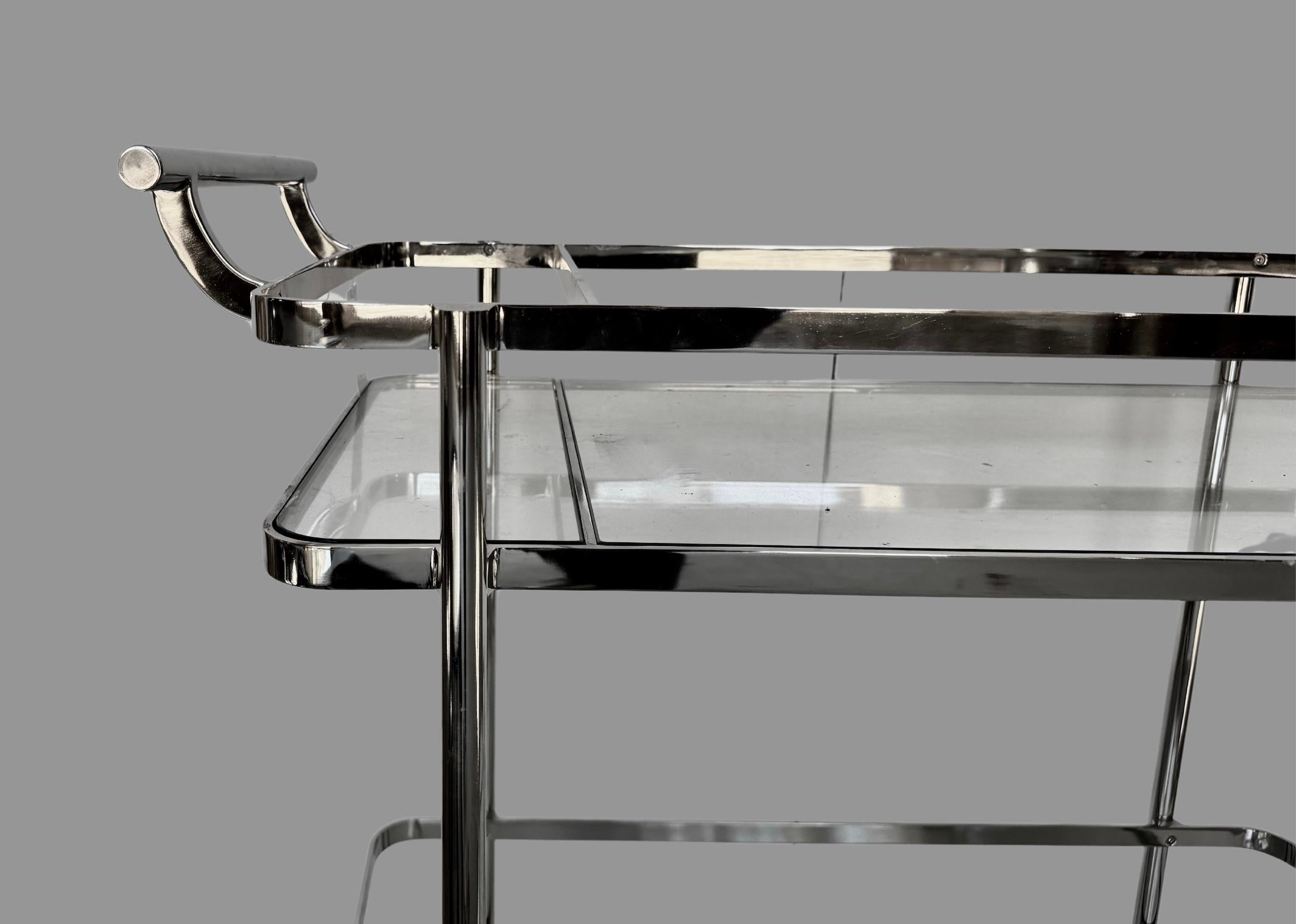 Estilo de mediados de siglo  Carrito de bar cromado Moderno de mediados de siglo en venta