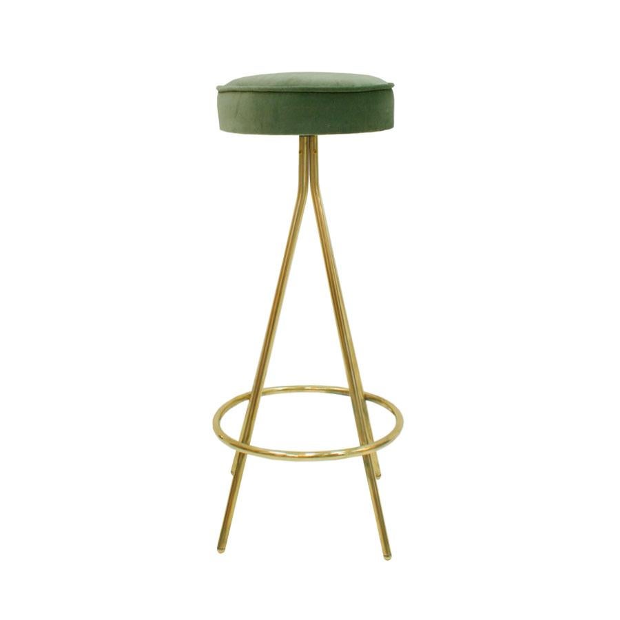 Sgabello da bar circolare moderno italiano, realizzato con struttura in ottone lucido con anello poggiapiedi inferiore e rivestito in tessuto di velluto di cotone tinta unita verde.

Ogni articolo che LA Studio offre viene controllato dal nostro