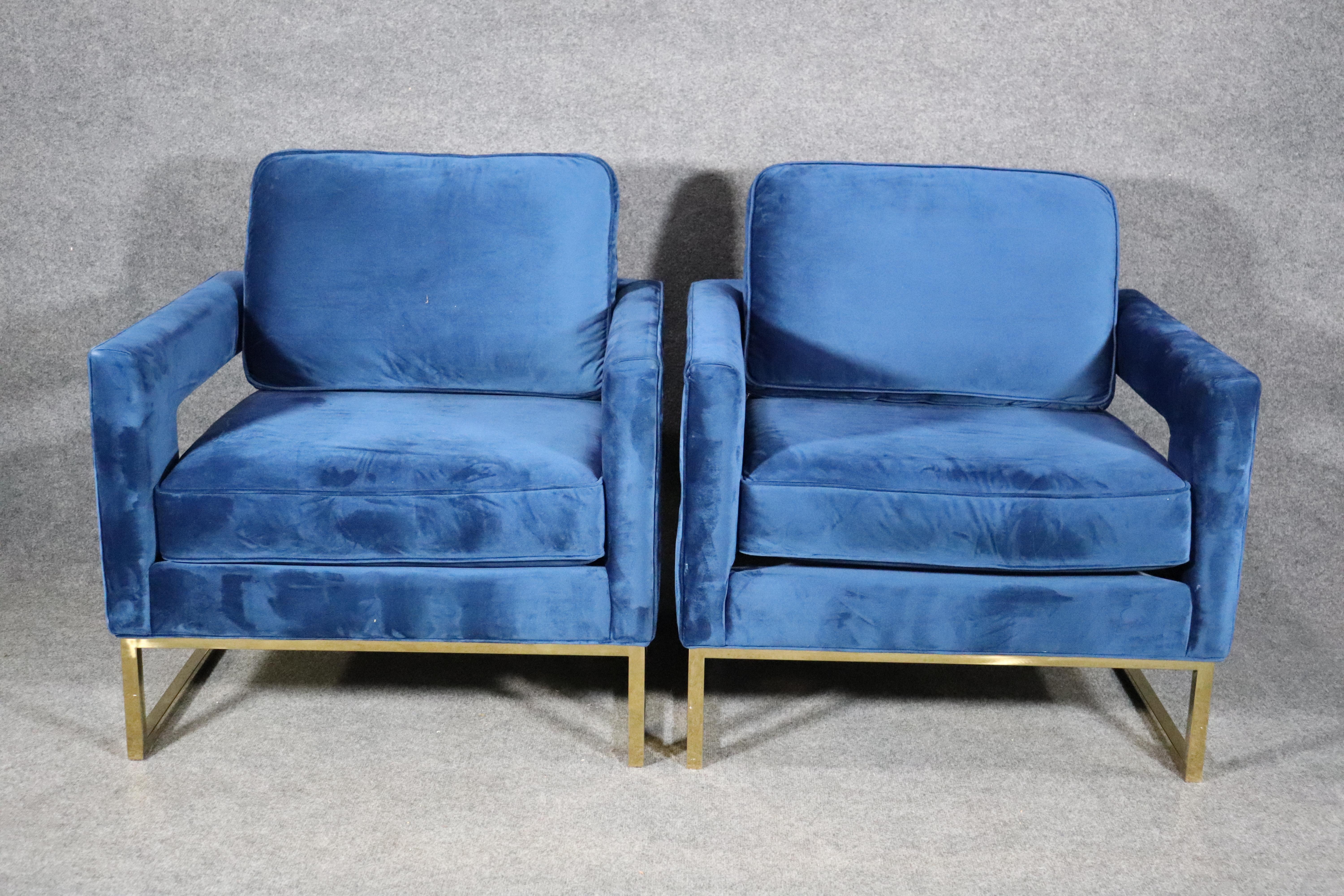 Mid-Century Modern style club chairs with polished bass base. Soft blue velvet wrapped chairs with cut out arms.
Please confirm location NY or NJ.