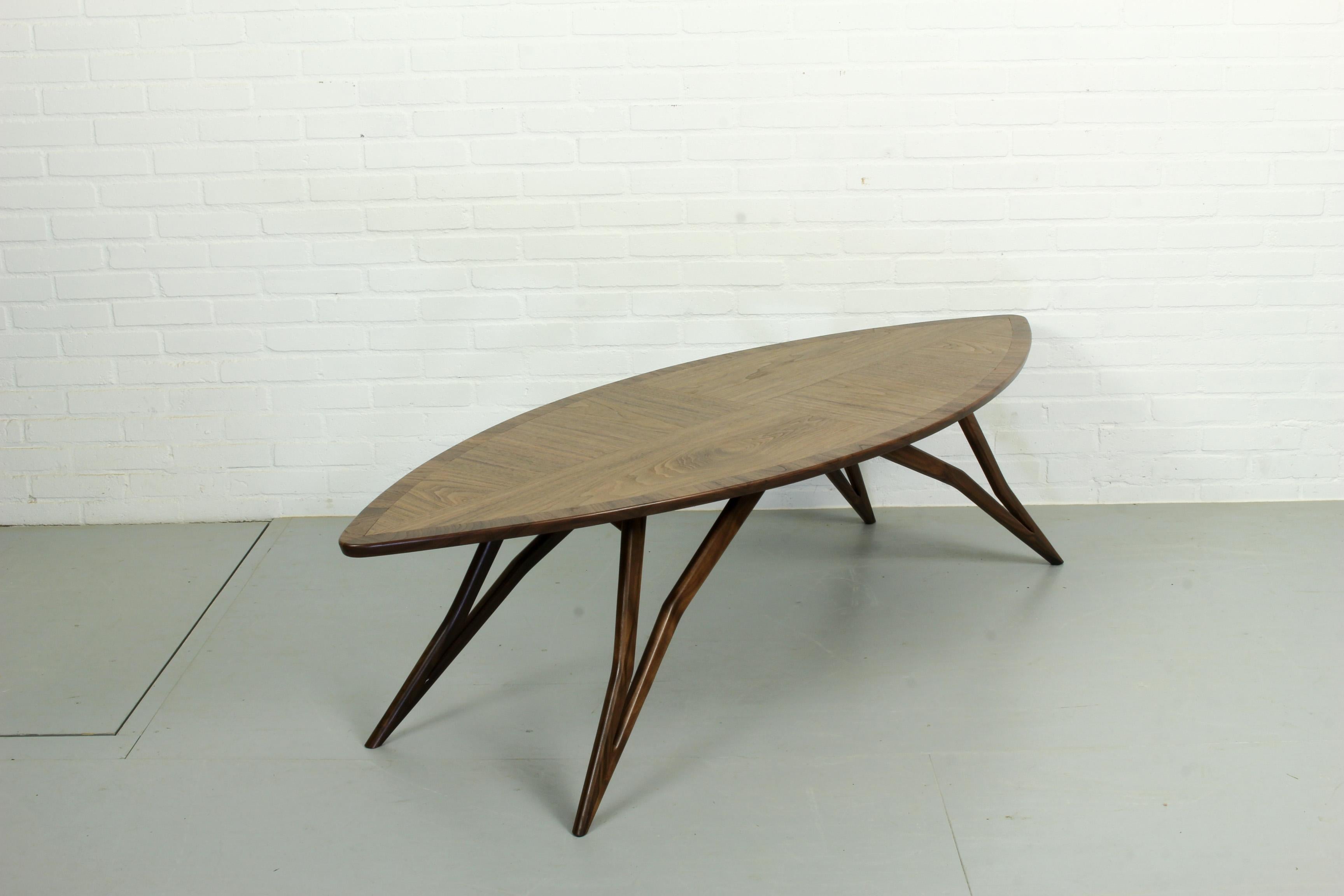 Midcentury Style Curved American Nut Coffee Table In Excellent Condition For Sale In Appeltern, Gelderland