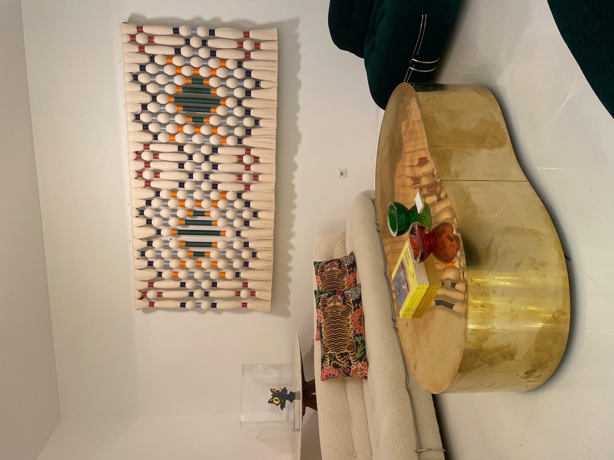 Table basse incurvée de style mi-siècle avec structure en bois recouverte de laiton en vente 4