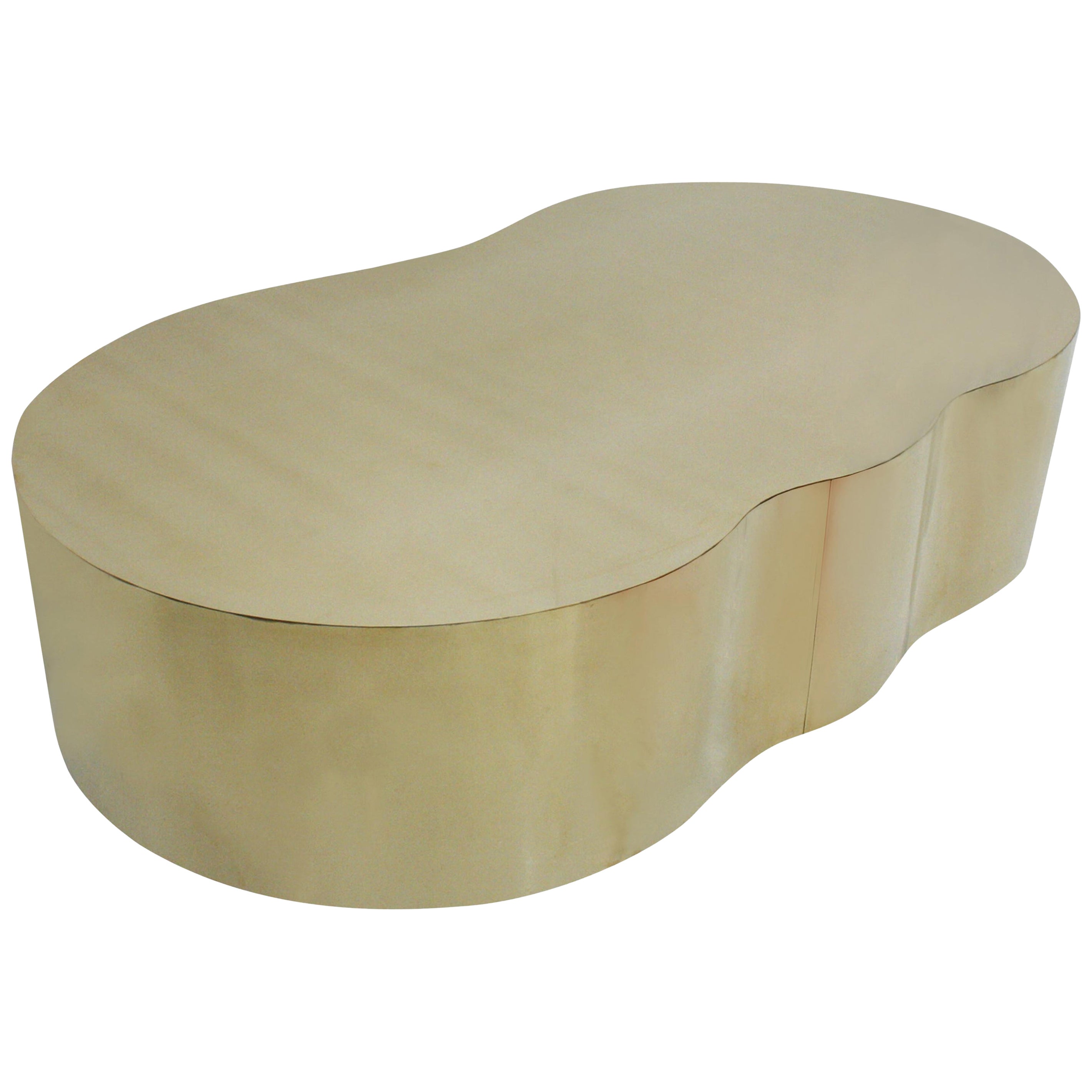 Tavolino da caffè curvo in stile Mid-Century con struttura in legno rivestita in ottone in vendita