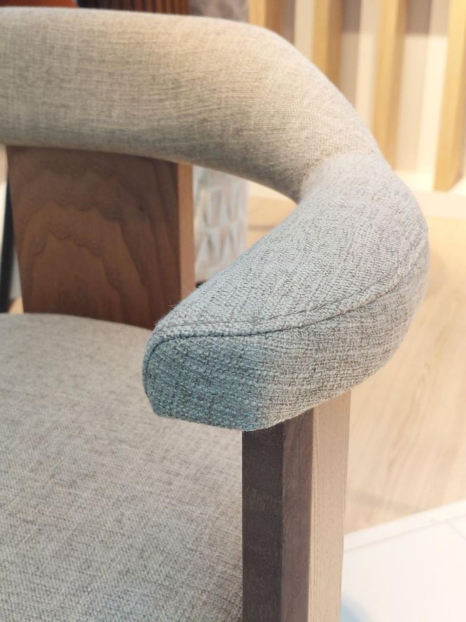 Moderno Sedia da pranzo in velluto Ash Rose in stile metà secolo con finitura Oak Oak grigio in vendita