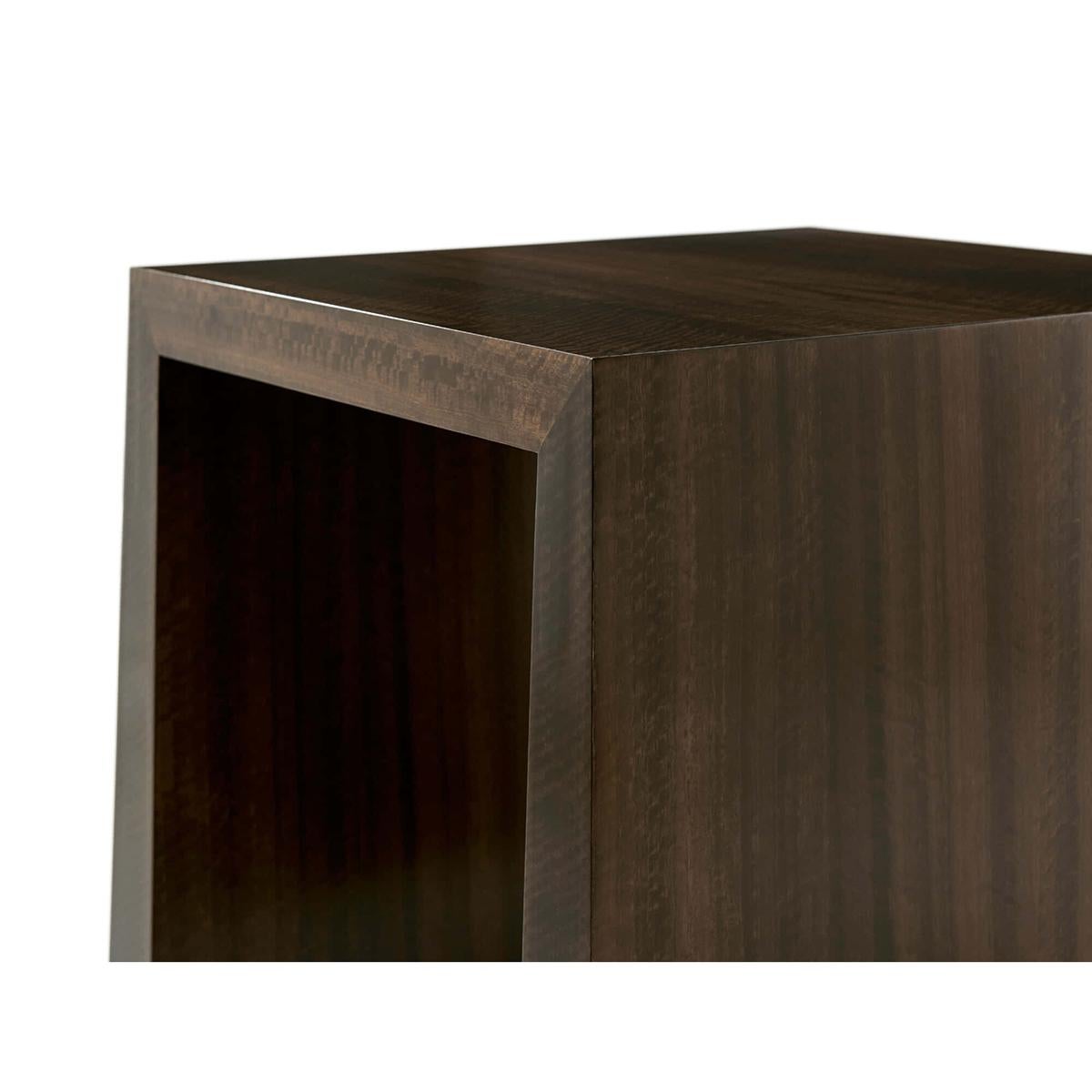 Table d'appoint de style Mid Century avec des placages d'eucalyptus, une base chanfreinée avec des détails en laiton dans notre finition Fumed Eucalyptus.

Dimensions : 24