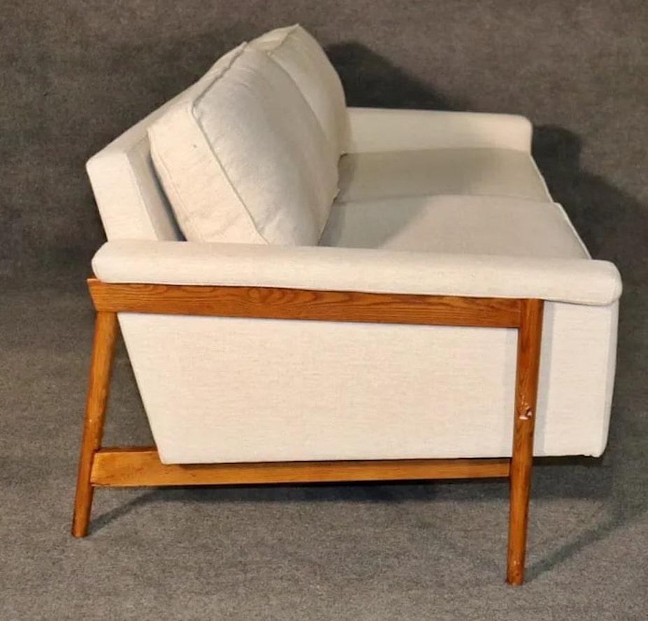 Sofa mit freiliegendem Rahmen im Mid-Century-Stil im Zustand „Gut“ im Angebot in Brooklyn, NY