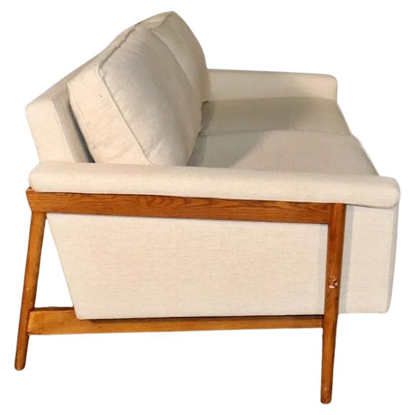 Sofa mit freiliegendem Rahmen im Mid-Century-Stil im Angebot