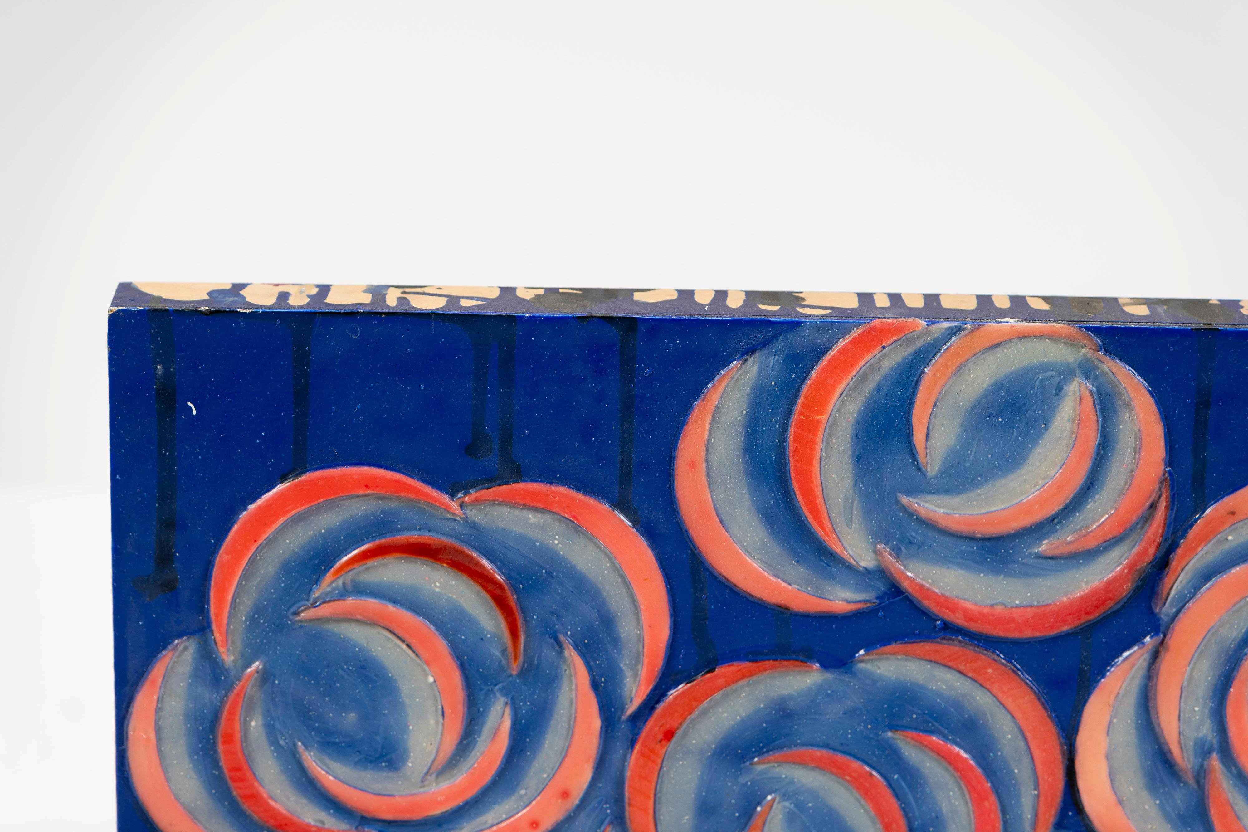 Interessantes Mid-Century Modern Kunstwerk mit Kamelien-ähnlichen Blumen, die sowohl geschnitzt als auch auf Holz gemalt sind. Ungerahmt. Die Unterschrift besagt, dass der Künstler 