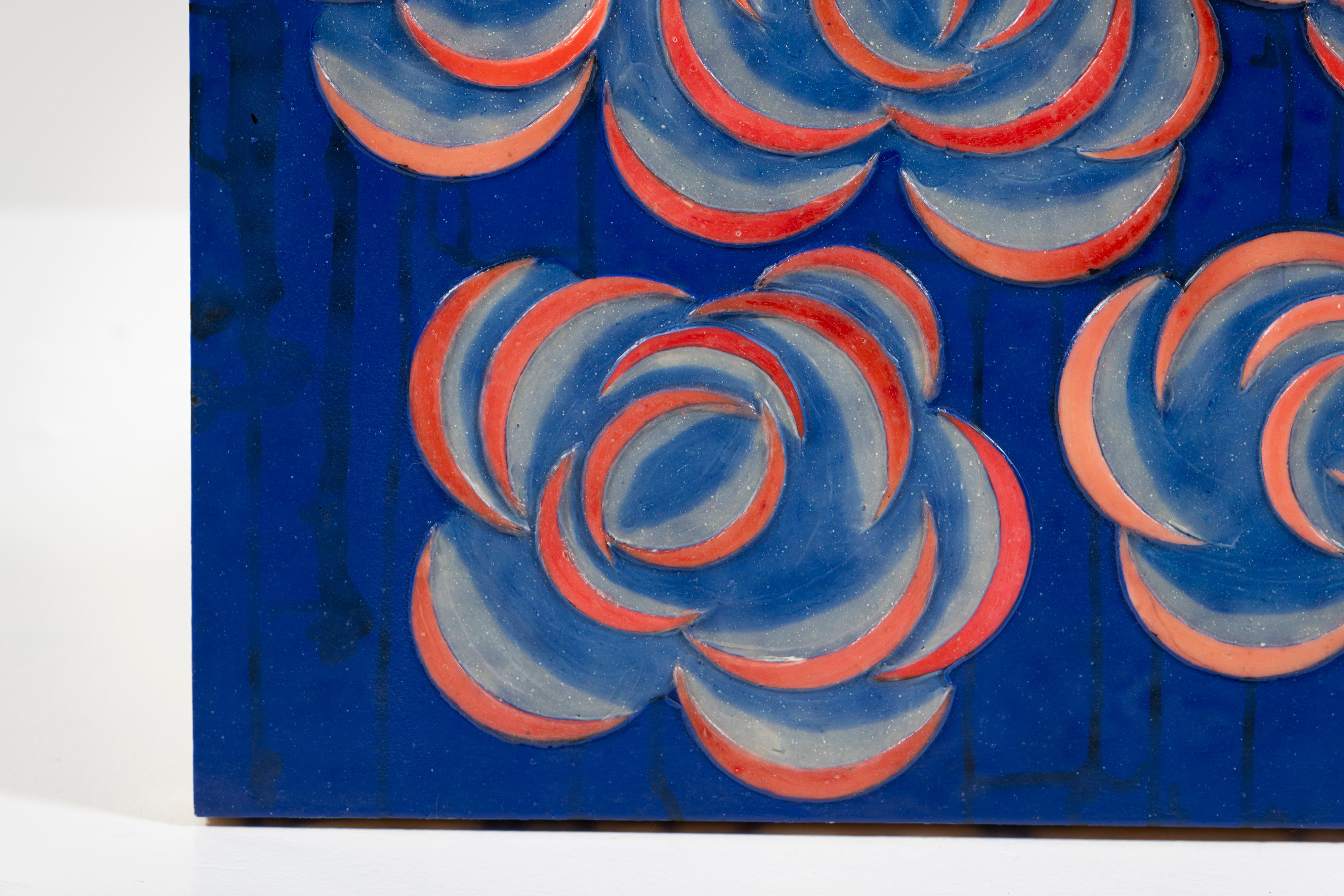 Blumenschnitzerei im Mid-Century-Stil, geschnitzt und bemalt auf Holz, ungerahmt, 20. Jahrhundert, USA (Moderne der Mitte des Jahrhunderts) im Angebot