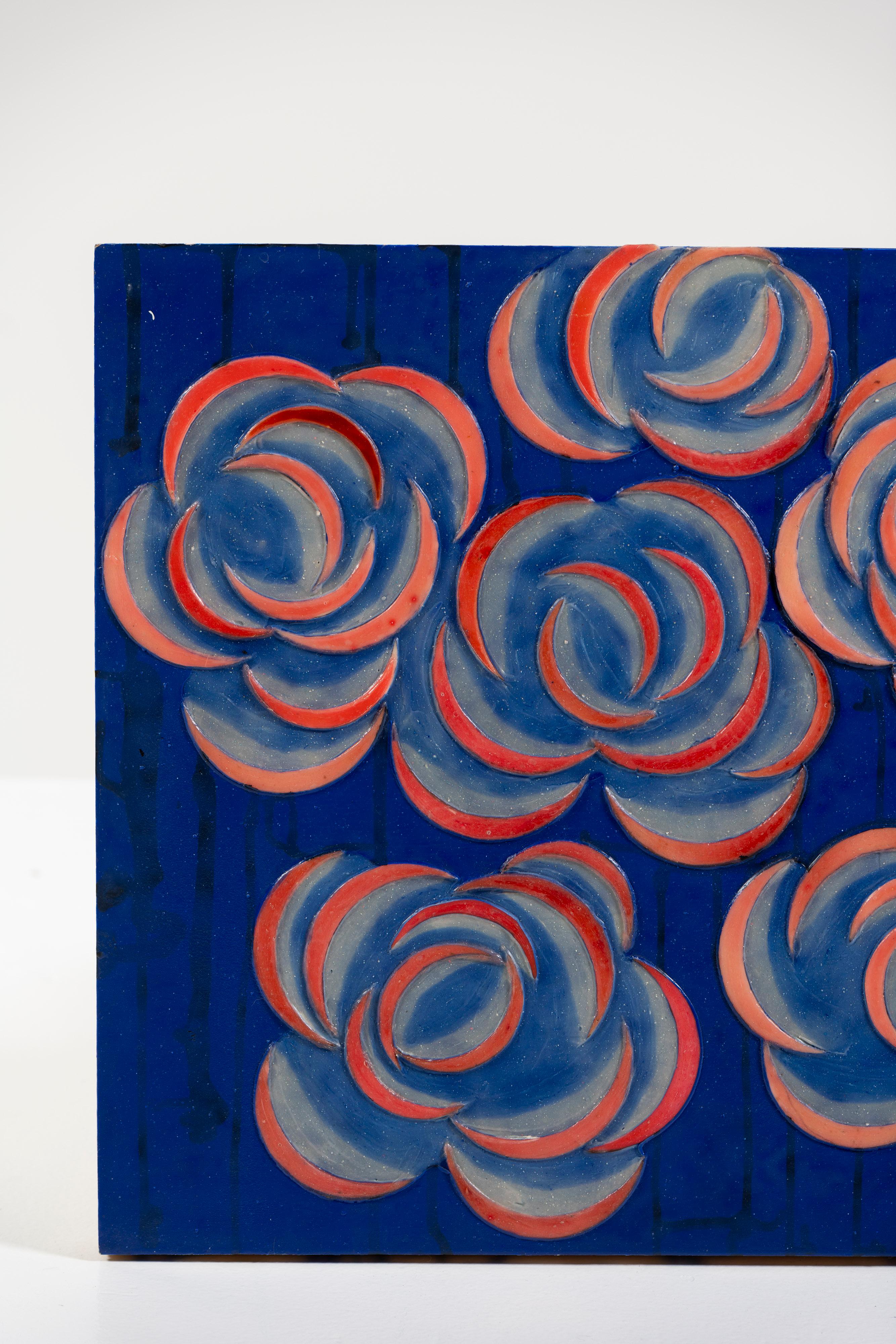 Blumenschnitzerei im Mid-Century-Stil, geschnitzt und bemalt auf Holz, ungerahmt, 20. Jahrhundert, USA (amerikanisch) im Angebot