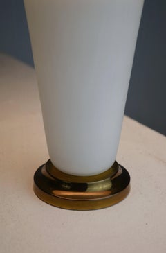 Lampe de table française du milieu du siècle en verre opalin et laiton doré