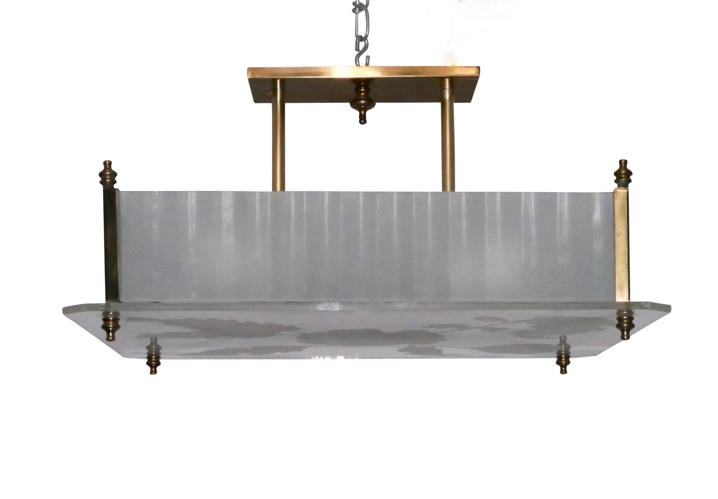 Luminaire de style mi-siècle moderne en verre dépoli et laiton en vente 3