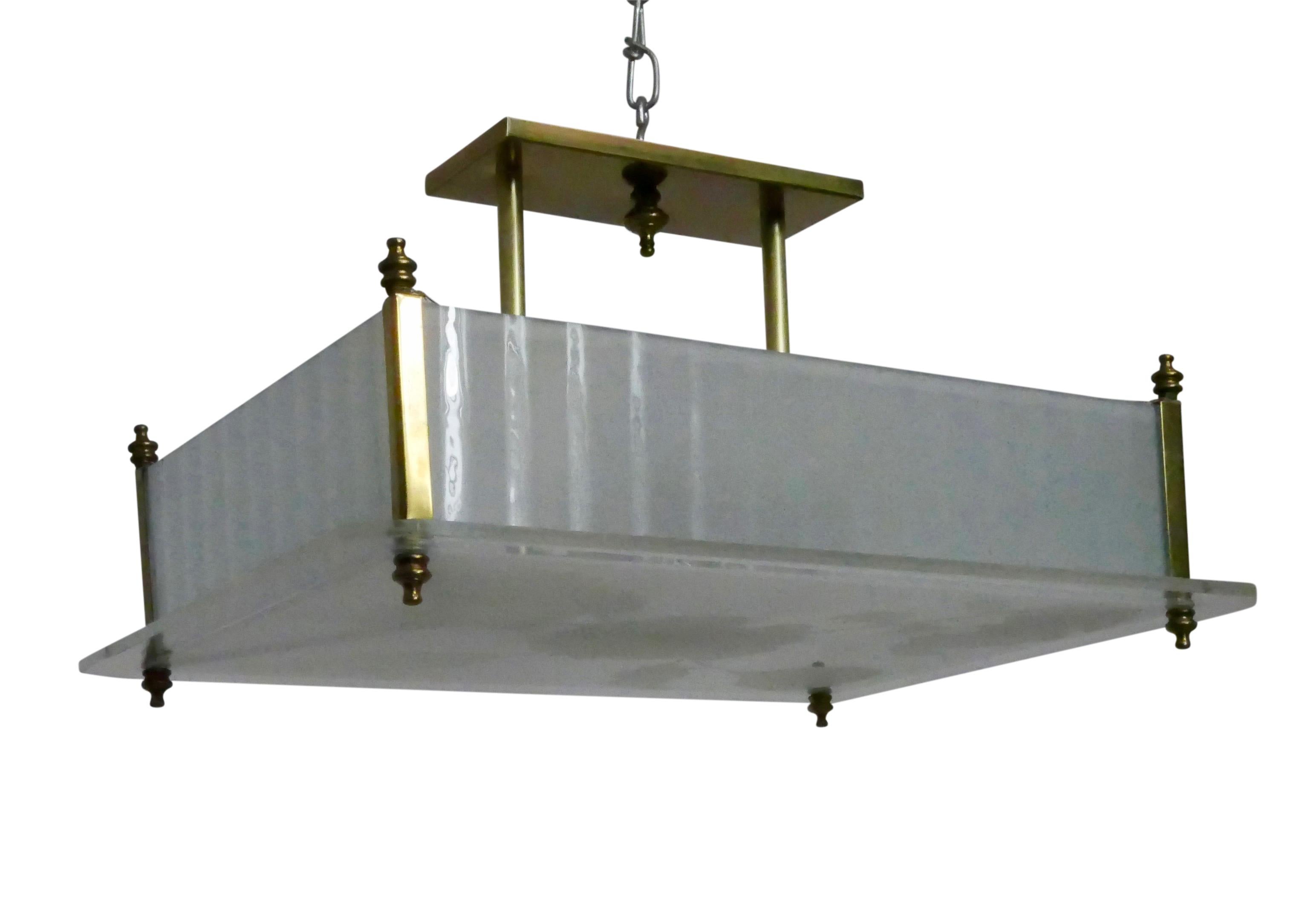 Luminaire en laiton et verre dépoli avec des côtés nervurés et un fond gravé de fleurs.
Récemment recâblé avec quatre prises de courant à culot standard, vers 1980.