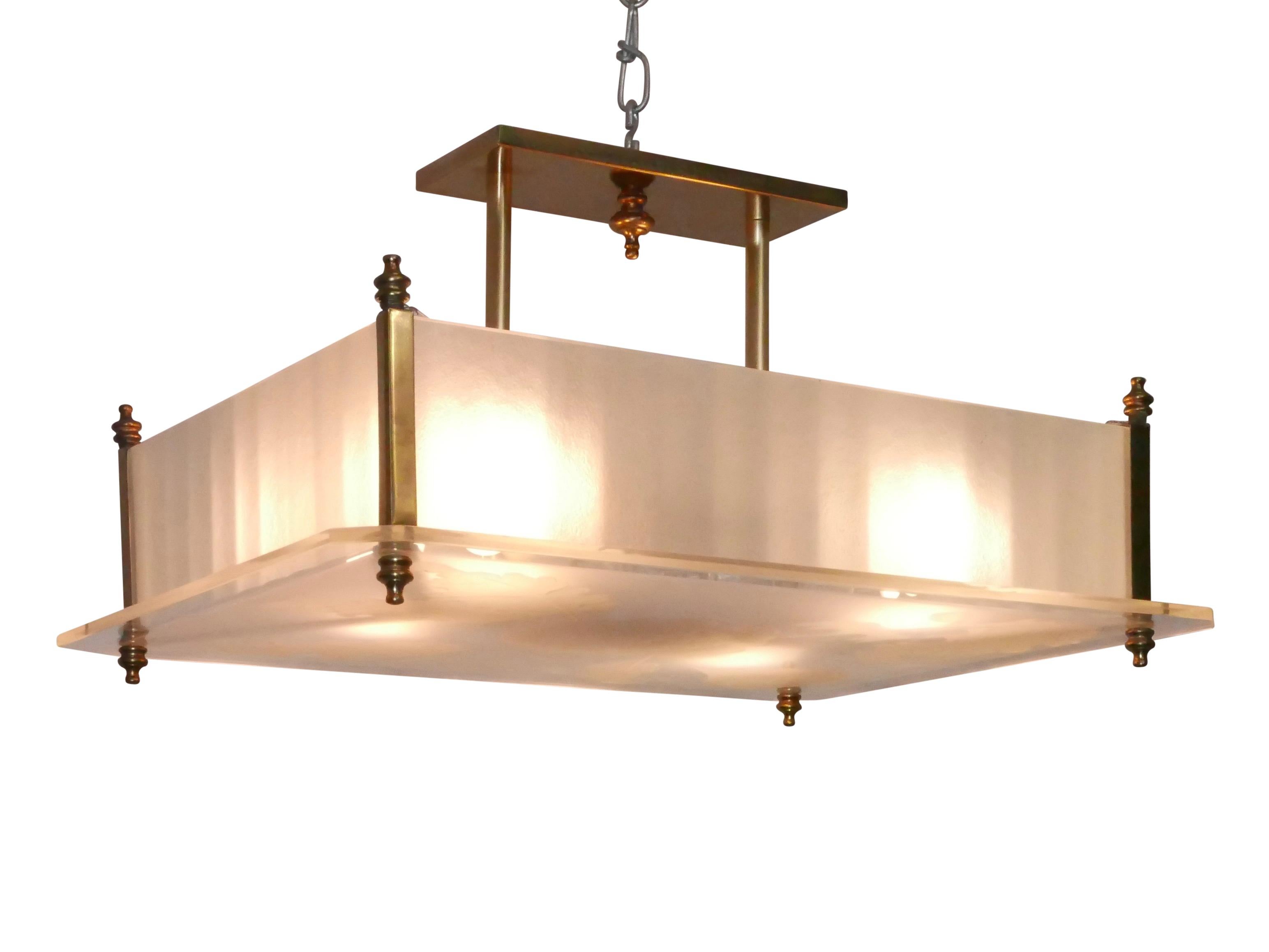 Mid-Century Modern Luminaire de style mi-siècle moderne en verre dépoli et laiton en vente