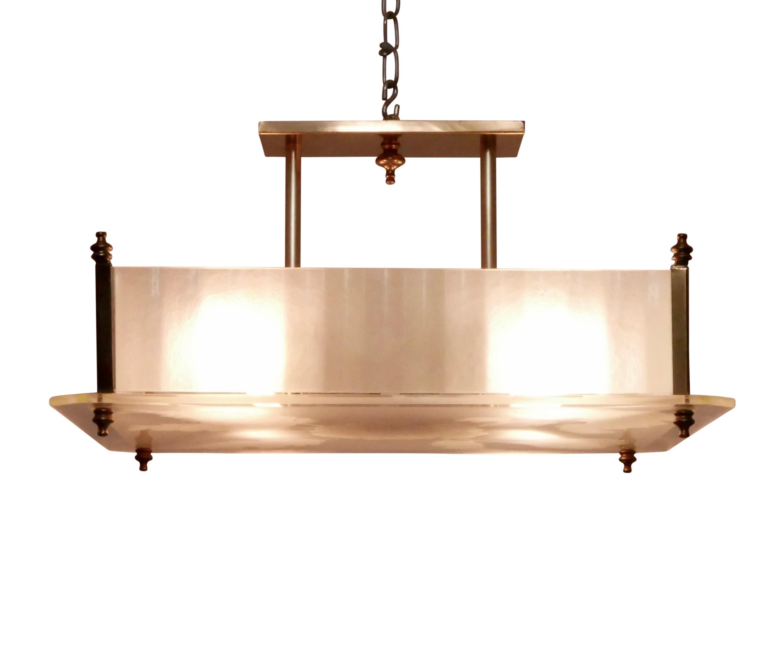 Luminaire de style mi-siècle moderne en verre dépoli et laiton en vente 1