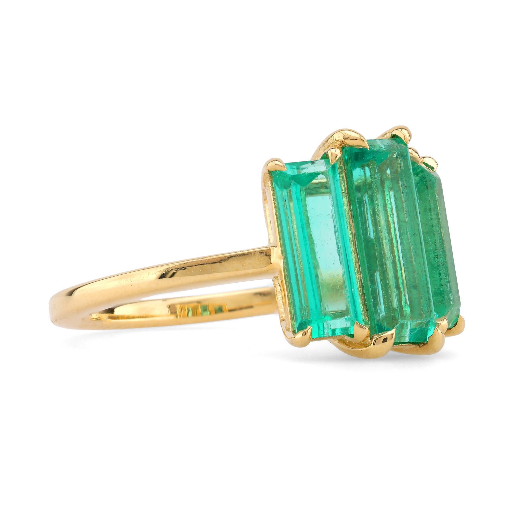 Non taillé Bague à trois pierres en or jaune 18 carats avec émeraude GIA de 2,5 carats, style milieu de siècle en vente
