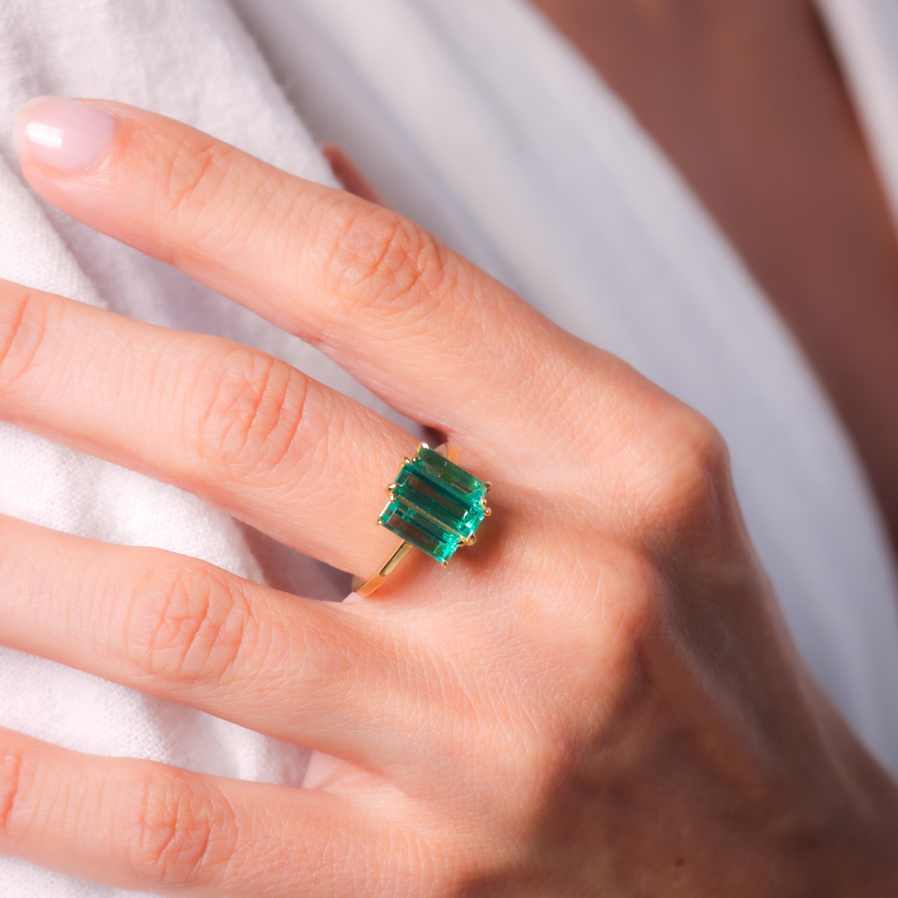 Bague à trois pierres en or jaune 18 carats avec émeraude GIA de 2,5 carats, style milieu de siècle Excellent état - En vente à Beverly Hills, CA