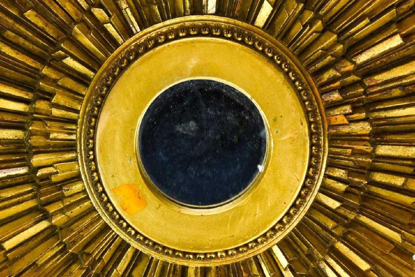 Atemberaubende italienische Hand geschnitzt Holz Starburst Form Spiegel. Die vielschichtige Handschnitzerei verleiht diesem Stück viel Tiefe und Präsenz. Hergestellt im Stil von Palladio, Florenz, Italien, 1960er Jahre.
  