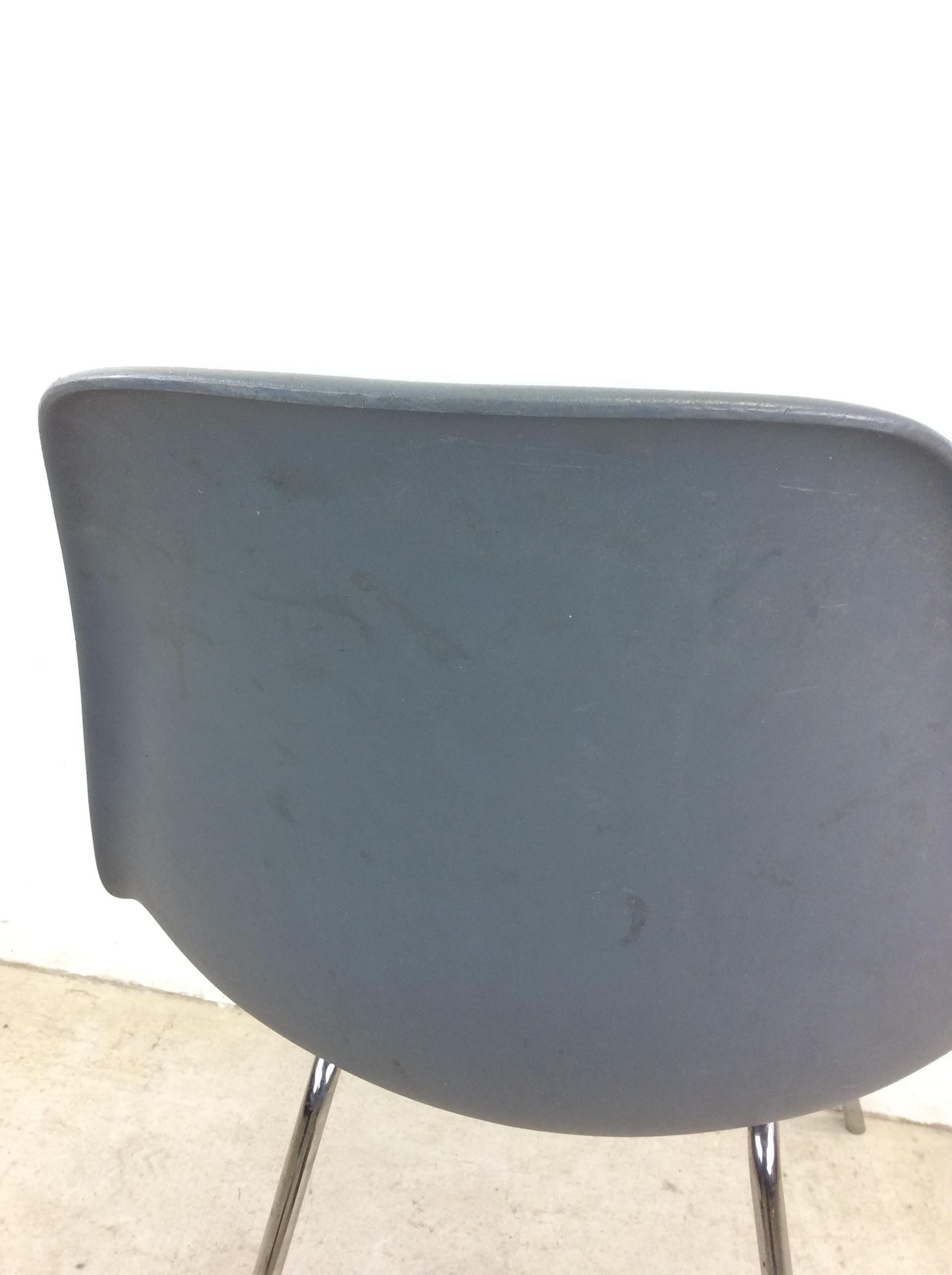 Sedia a conchiglia in stile metà secolo di Herman Miller in plastica grigia in vendita 7