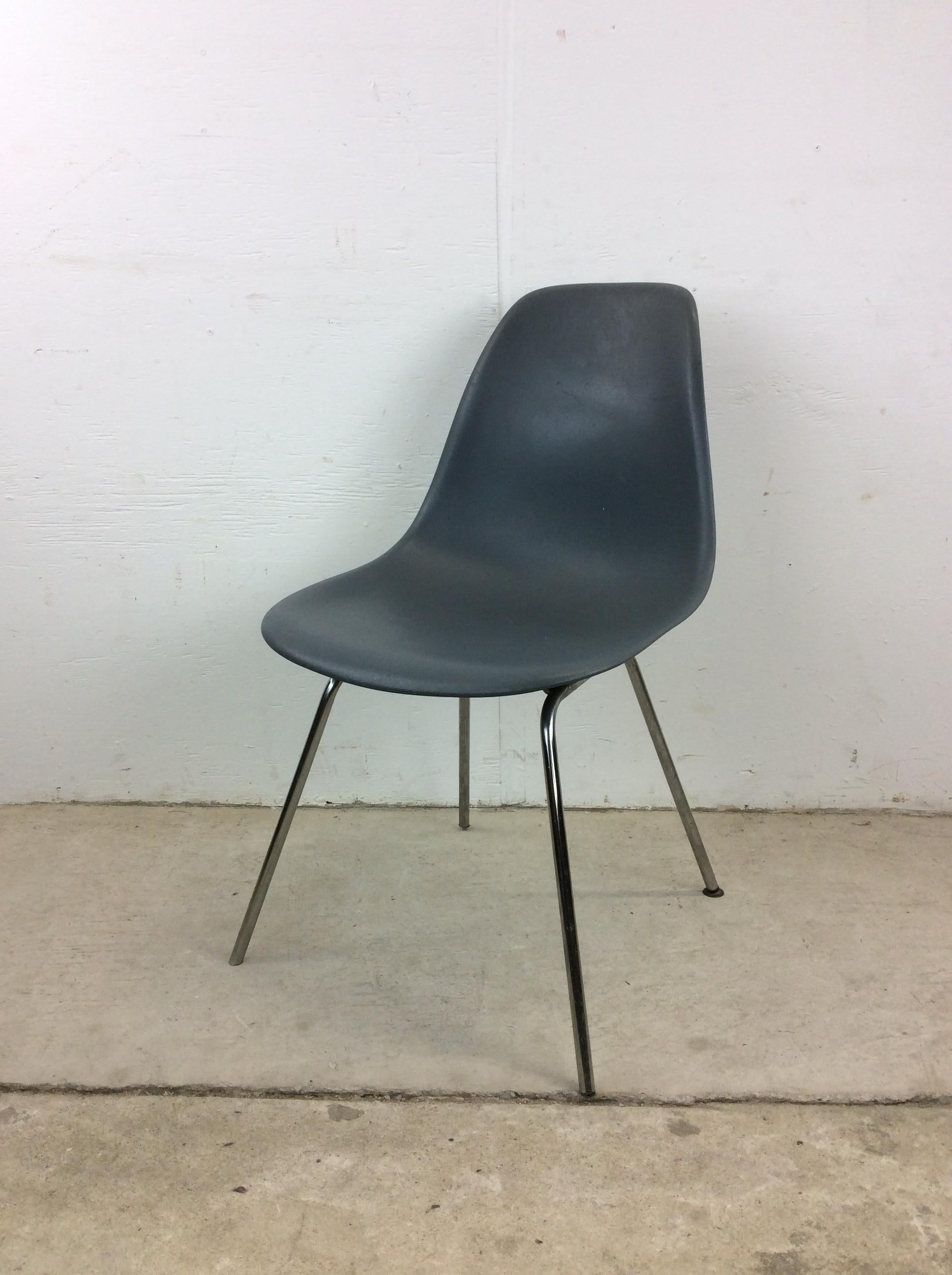 Questa sedia in stile metà secolo di Charles Eames per Herman Miller presenta una struttura in plastica grigia con gambe cromate.
u2028Dimensioni: 17,5w 21d 31h 17sh

Condit: Questa sedia presenta una finitura in plastica grigia. Leggermente