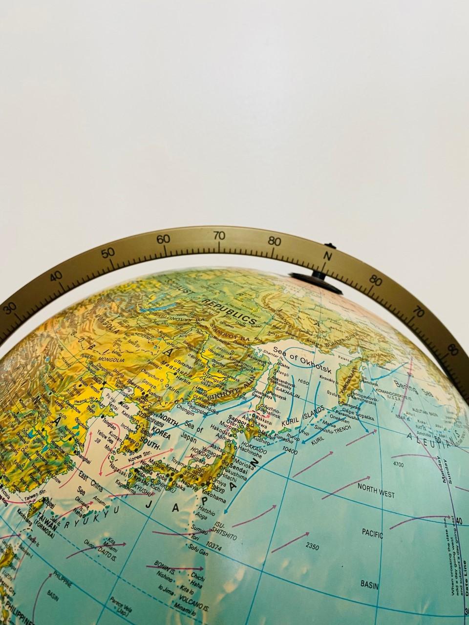 Large luminous globe, created in the 1980s by the Danish label Scan-Globe A / S. Made in plastic and wood, this piece depicts the representation of land and political geography at a scale of 1: 32,000,000. The world ball/globe is raised on a