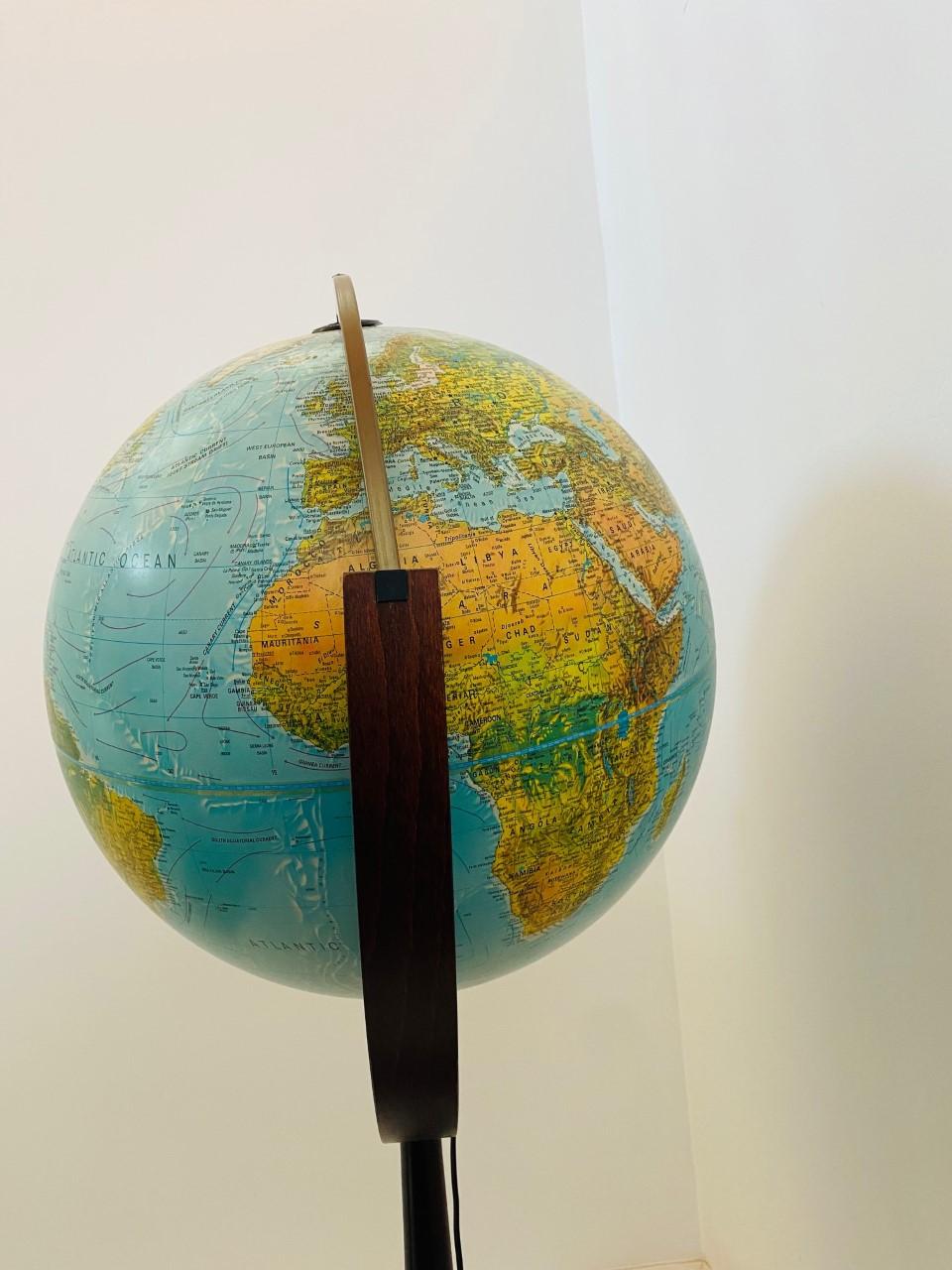 Beleuchteter Boden Globus im Mid-Century-Stil von Scan-Globe A / S Dänemark (Moderne der Mitte des Jahrhunderts)