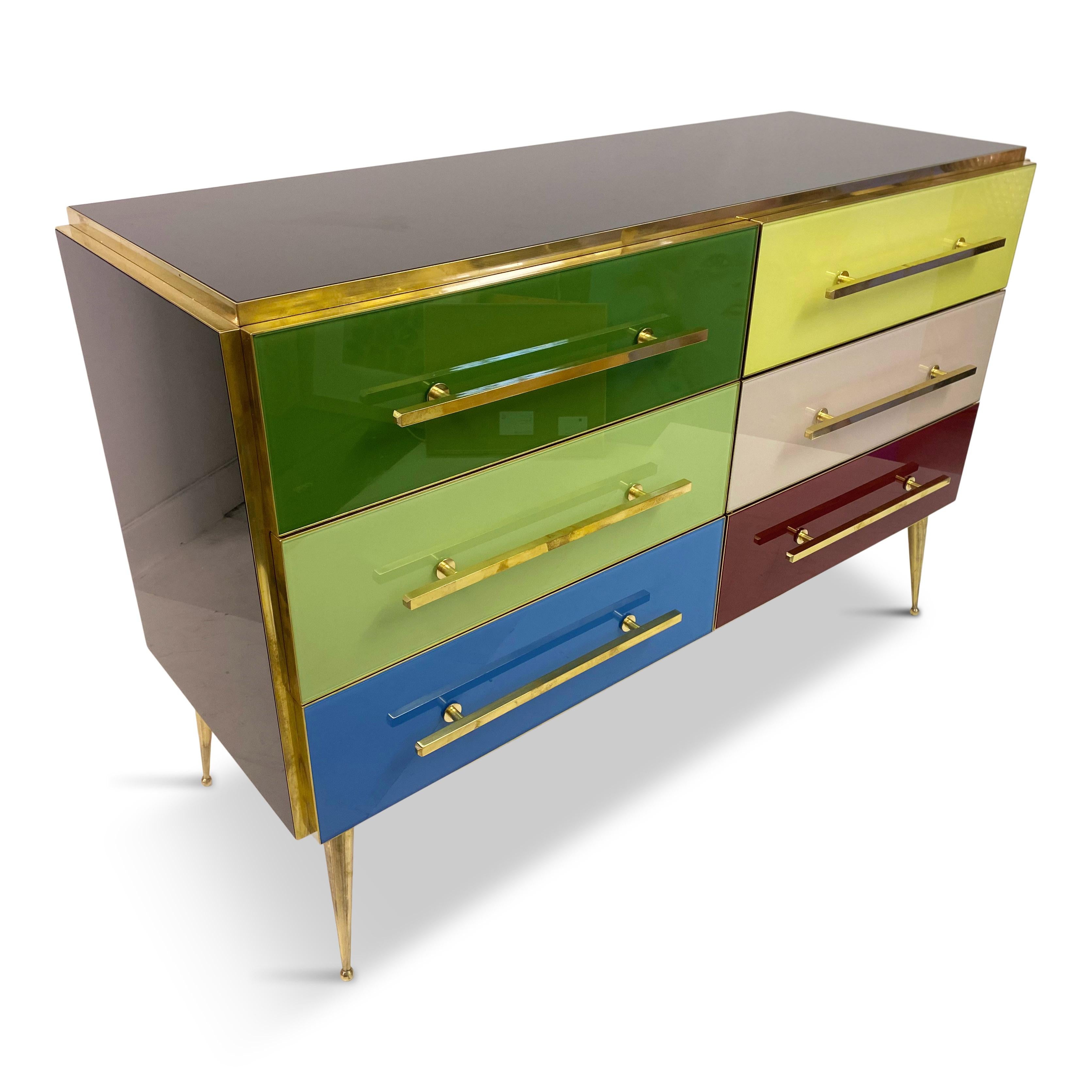 Mid-Century moderno Cassettiera in vetro colorato e ottone in stile metà secolo italiano in vendita