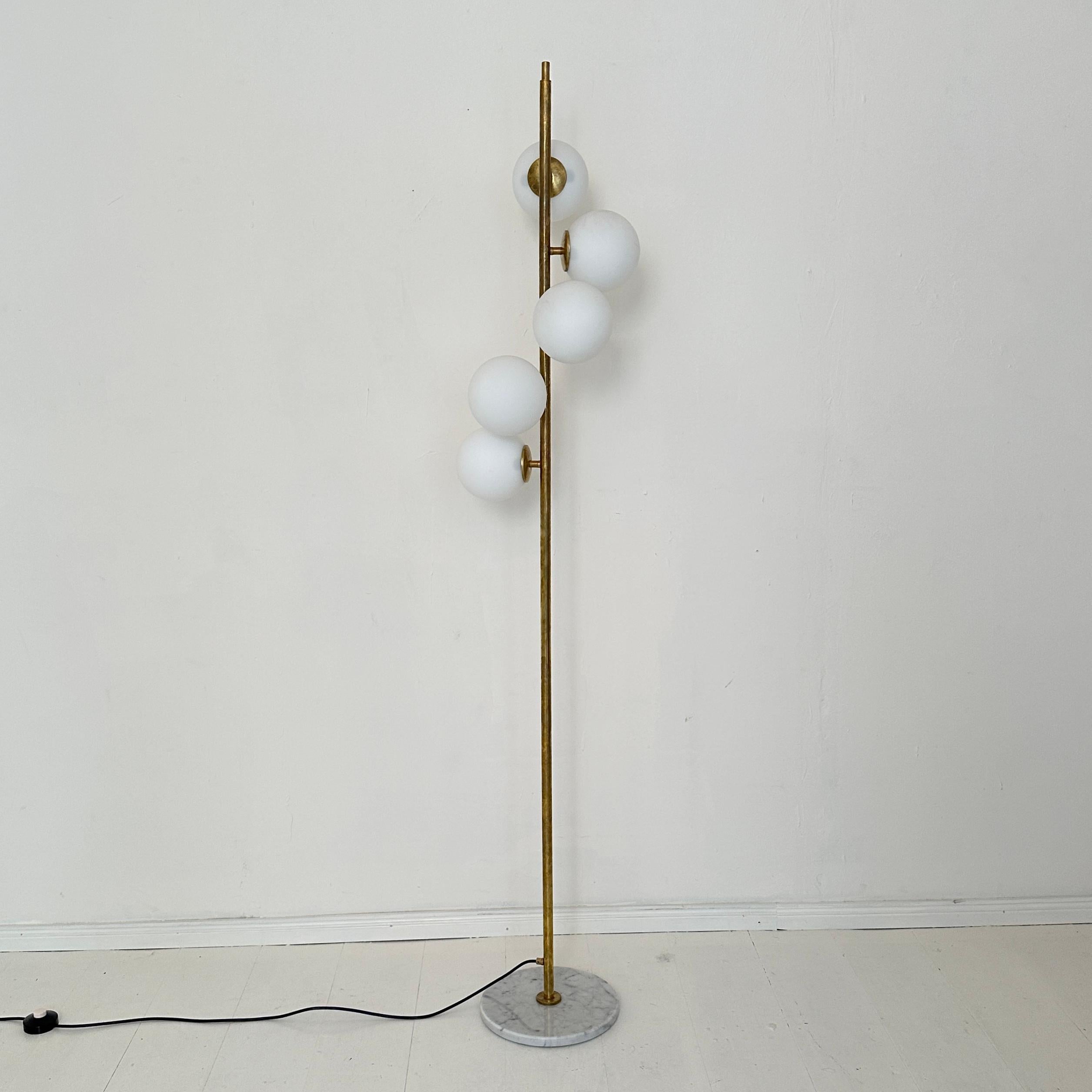Lampadaire italien de style mi-siècle en laiton, marbre et 5 verres opalin Neuf - En vente à Berlin, DE