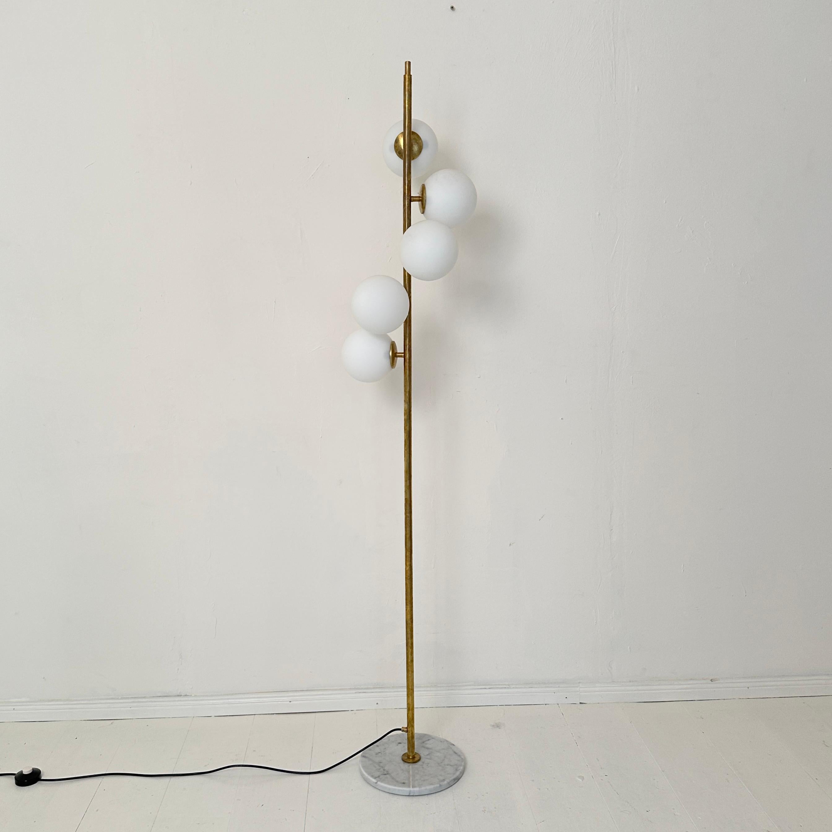 XXIe siècle et contemporain Lampadaire italien de style mi-siècle en laiton, marbre et 5 verres opalin en vente