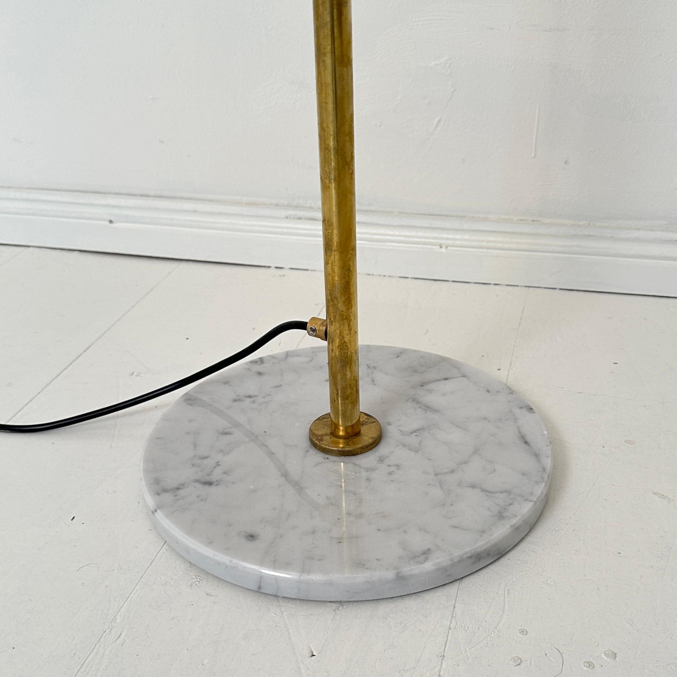 Lampadaire italien de style mi-siècle en laiton, marbre et 5 verres opalin en vente 1