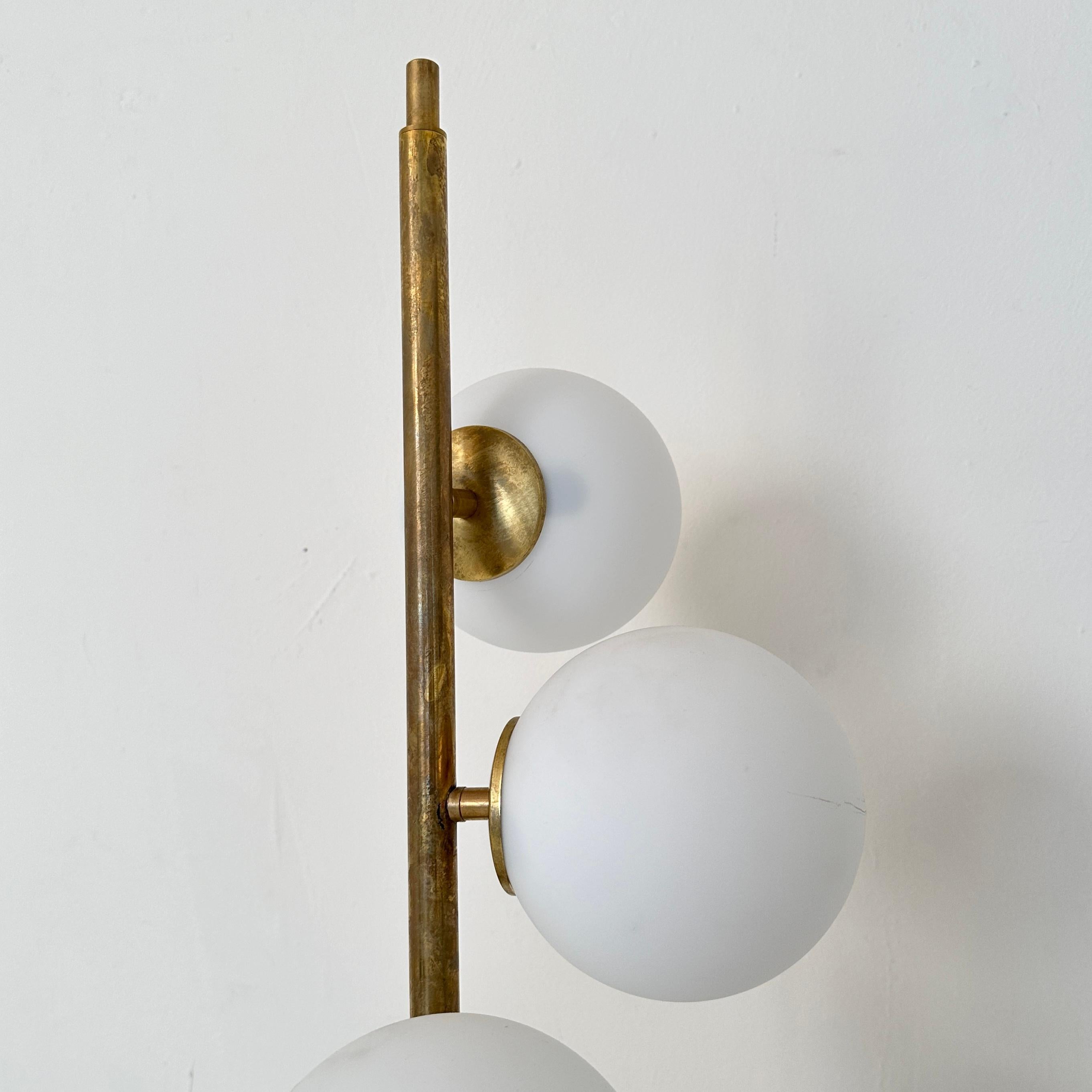 Lampadaire italien de style mi-siècle en laiton, marbre et 5 verres opalin en vente 2