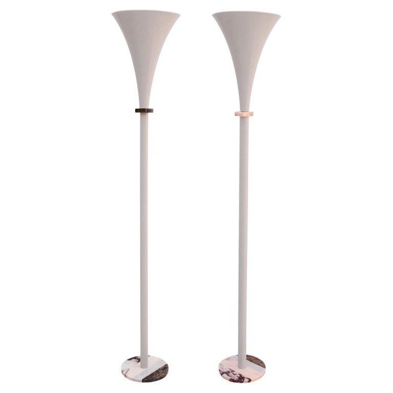Paire de lampadaires italiens de style mi-siècle moderne conçus par L.A.  Studio En vente sur 1stDibs