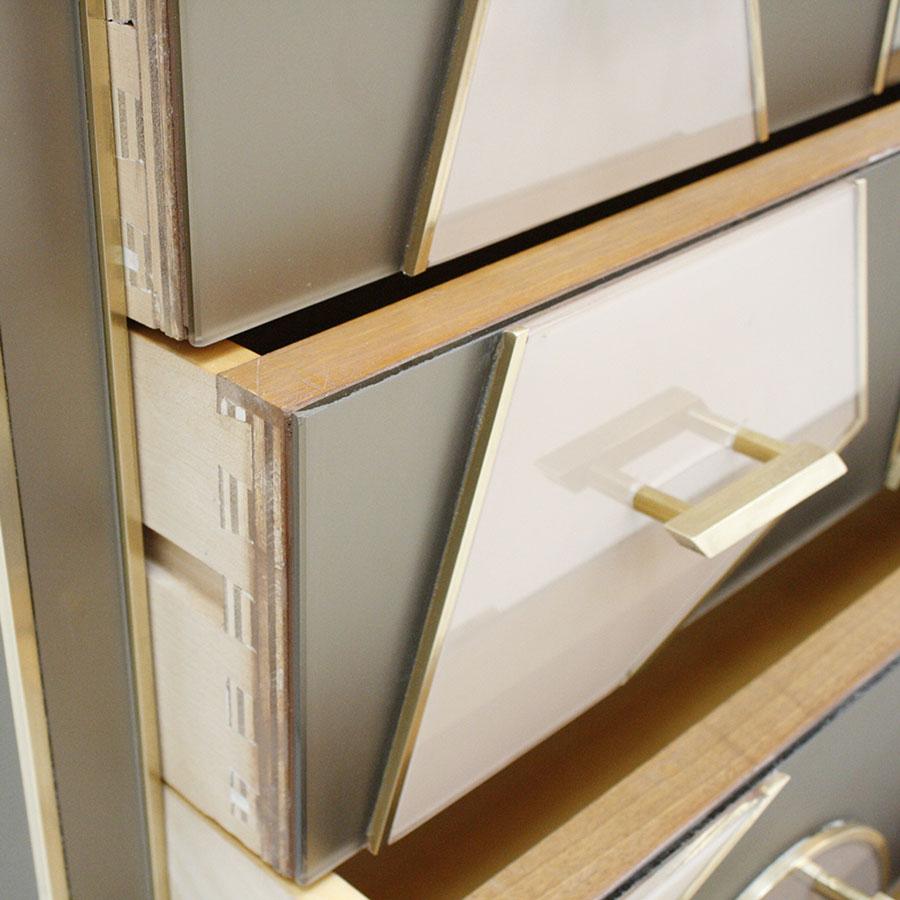 XXI secolo e contemporaneo Commodo italiano di grandi dimensioni in stile Midcentury composto da sette cassetti in vendita