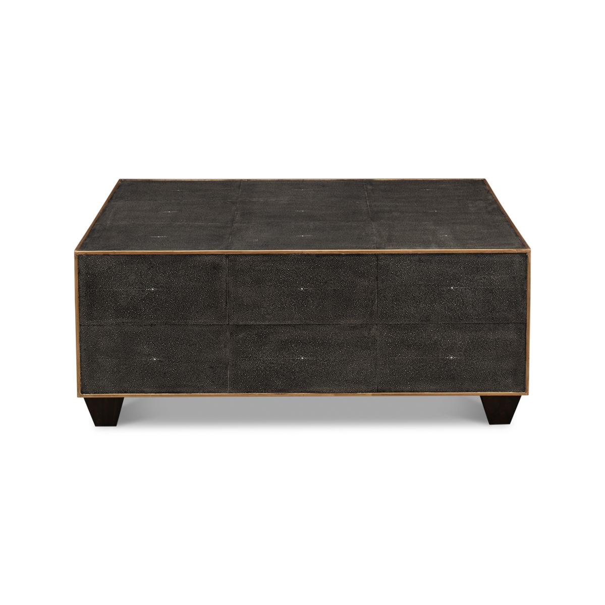 Cocktail Tables in pelle, con pelle goffrata grigia e finiture dorate, sollevato da semplici piedini a blocco.

Dimensioni: 38
