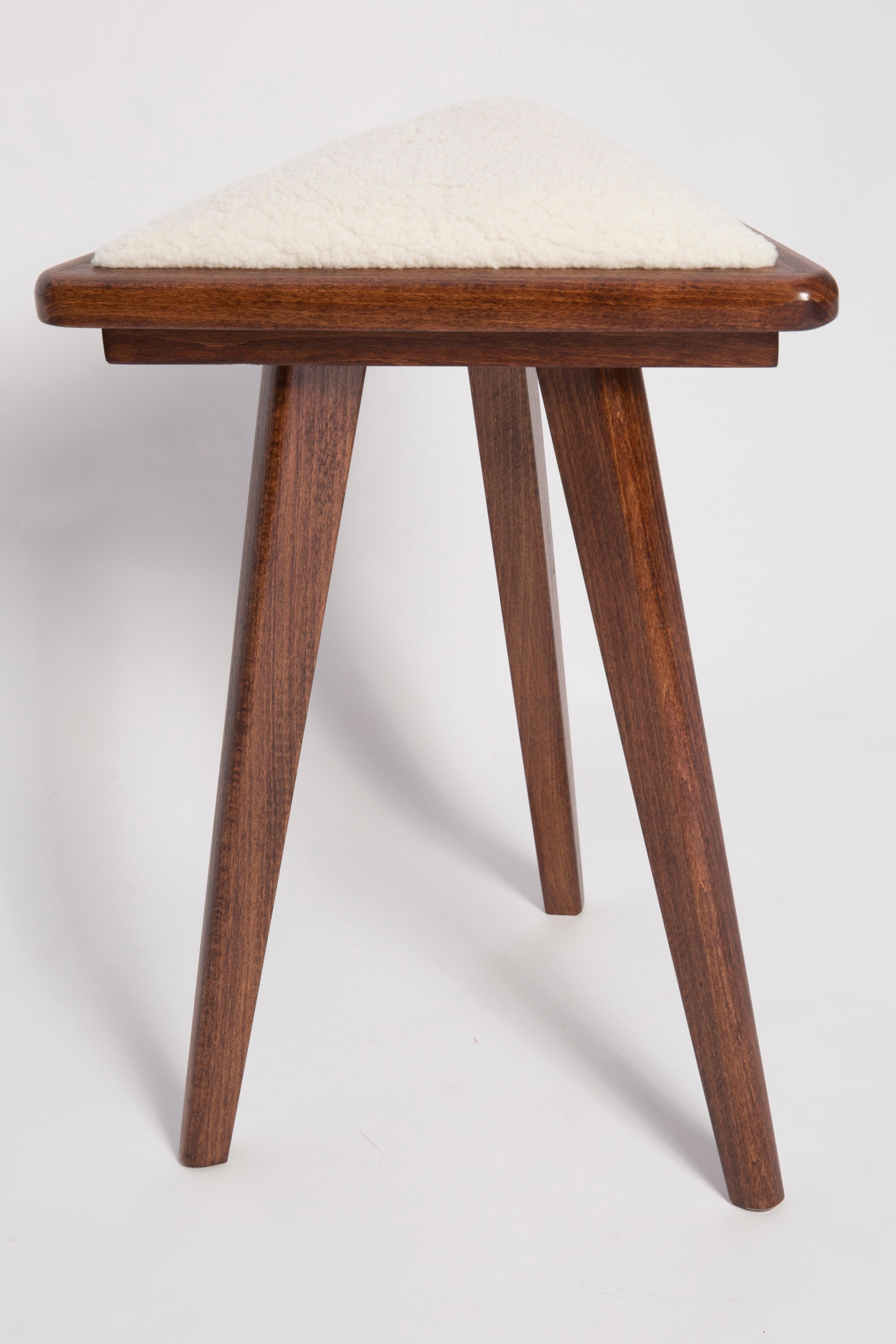 Sgabelli ispirati allo stile anni '60. Bellissima tappezzeria in bouclé di colore bianco crema chiaro. Gli sgabelli sono composti da una parte imbottita, una seduta e gambe in legno che si restringono verso il basso, caratteristiche dello stile anni