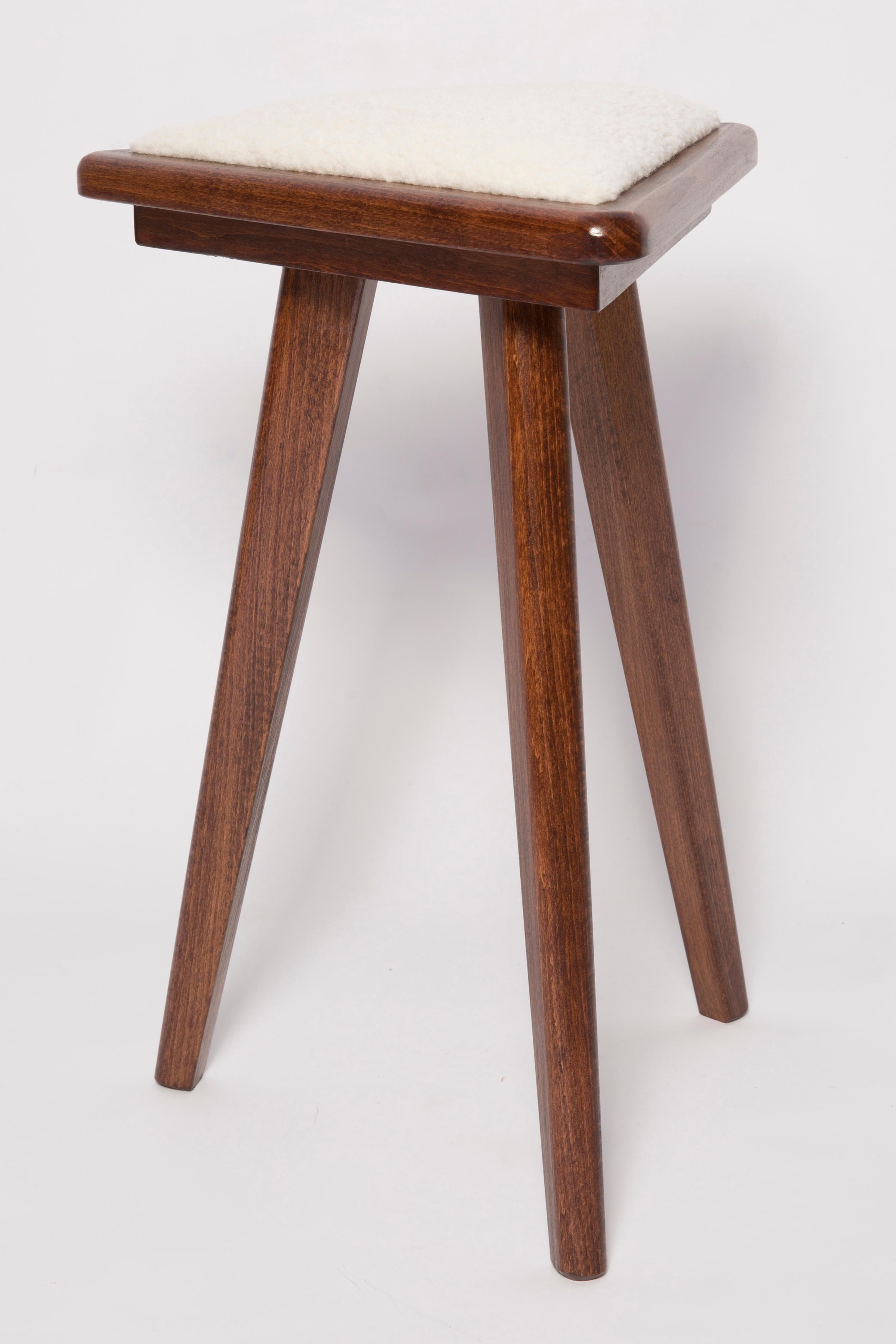 Mid-Century moderno Sgabello a triangolo in bouclé chiaro in stile metà secolo, di Vintola Studio, Europa in vendita