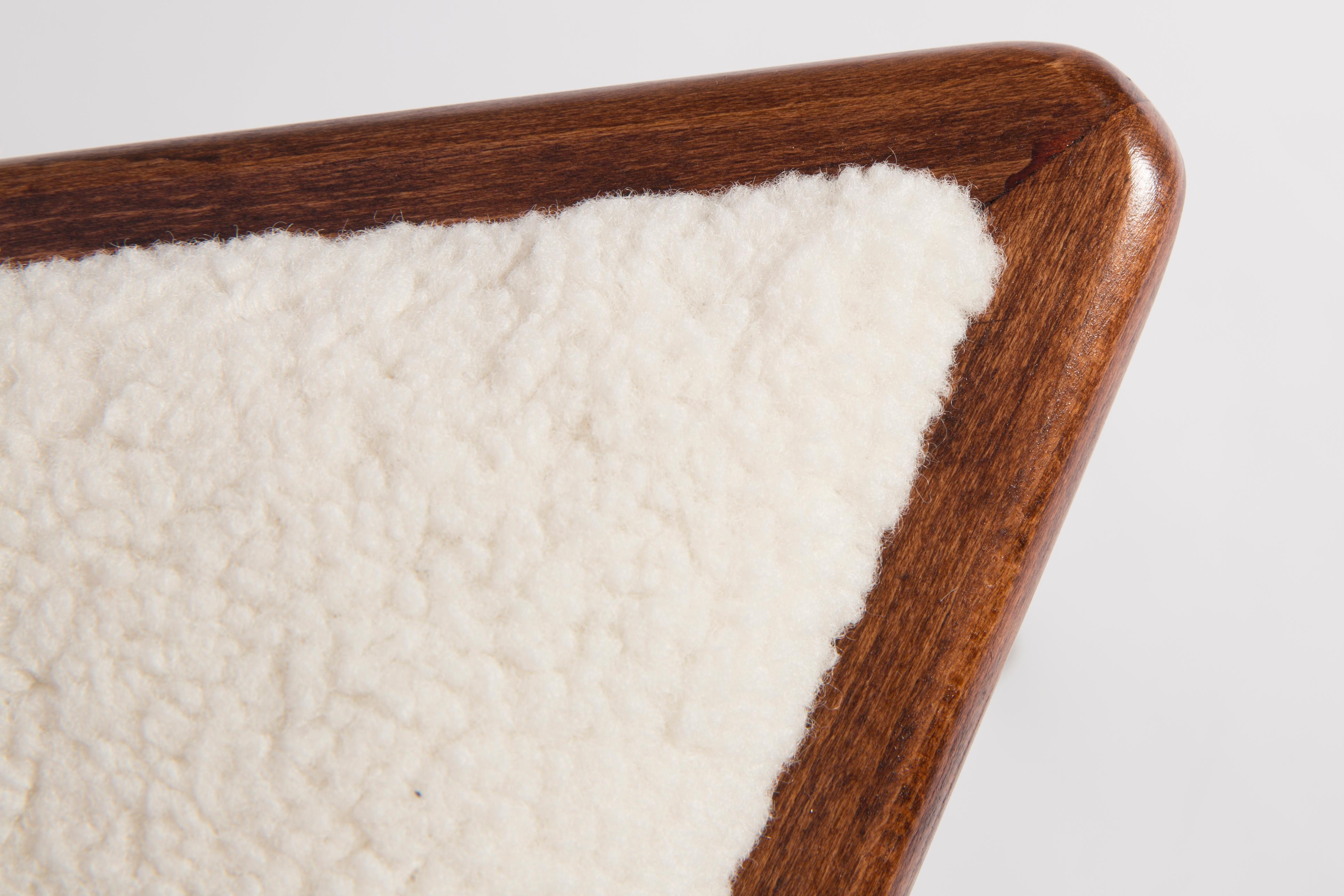 XXI secolo e contemporaneo Sgabello a triangolo in bouclé chiaro in stile metà secolo, di Vintola Studio, Europa in vendita