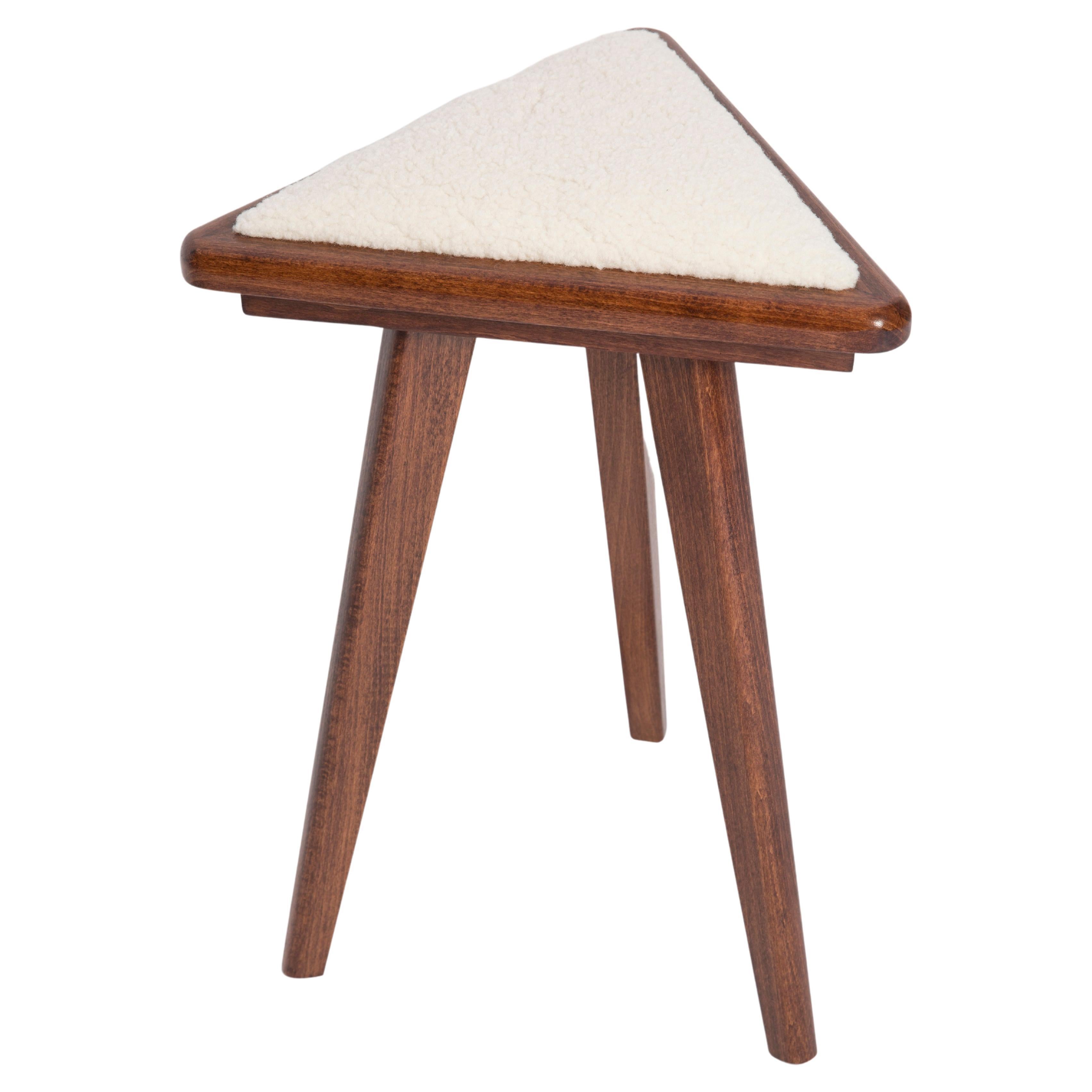 Tabouret triangulaire en bouclette claire de style mi-siècle moderne, par Vintola Studio, Europe