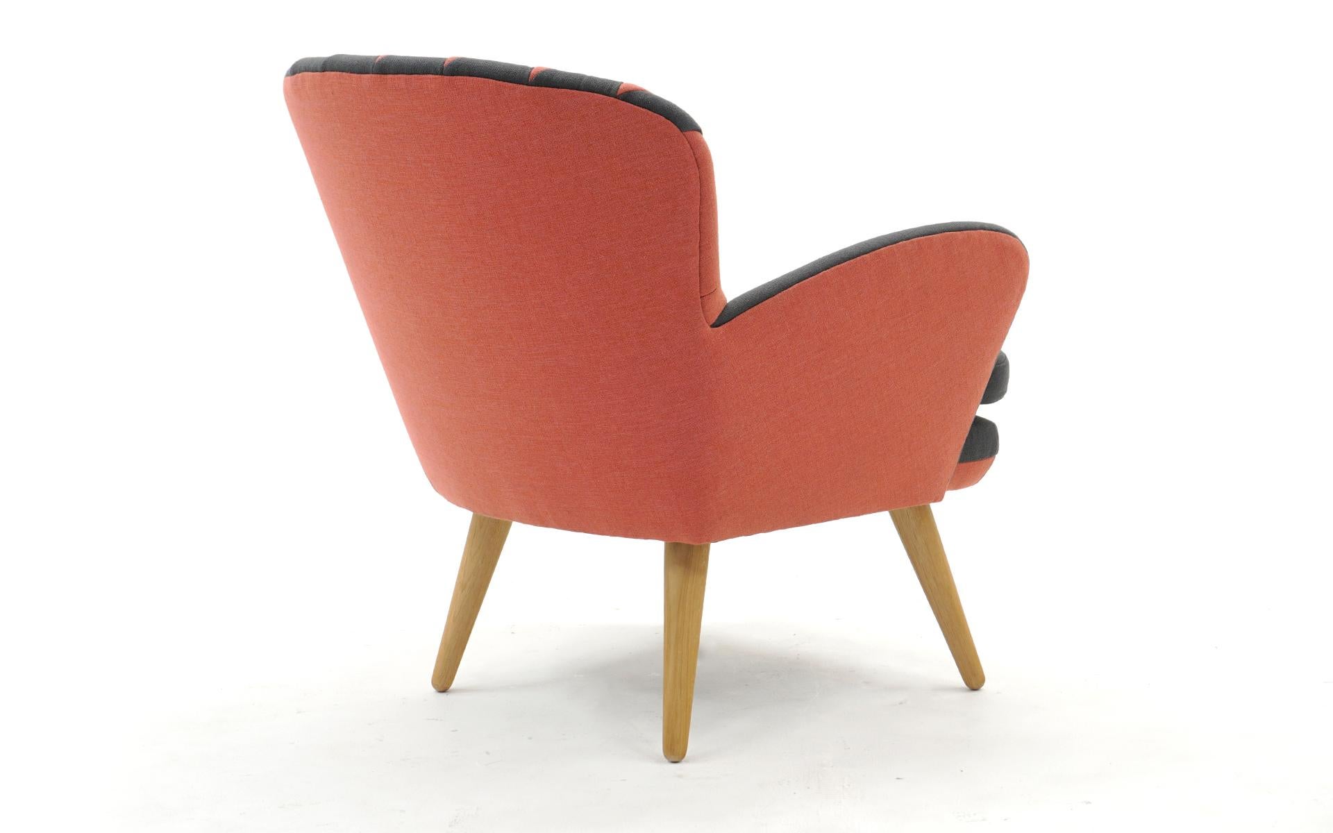 Mid Century Style Lounge Chair, Salmon & Gray Diamond Back Upholstery Like New In Good Condition In Kansas City, MO