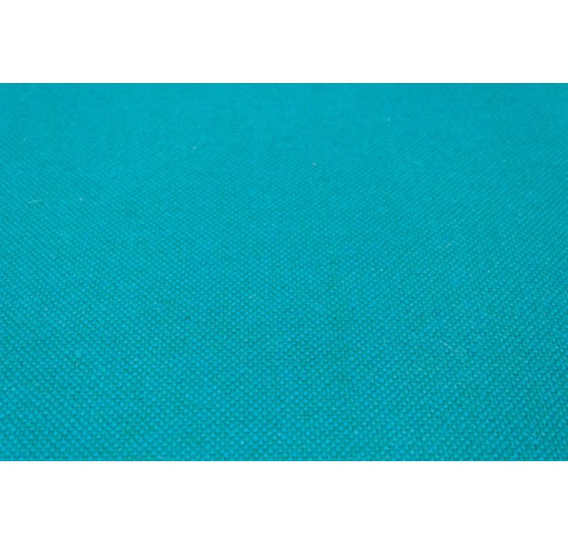 Sillón moderno de mediados de siglo tapizado en azul con base de poste cromada sobre pie rectangular cromado