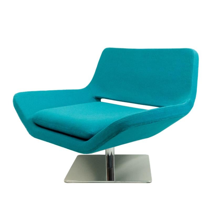 Sillón moderno azul de estilo de mediados de siglo con base cromada Moderno de mediados de siglo en venta