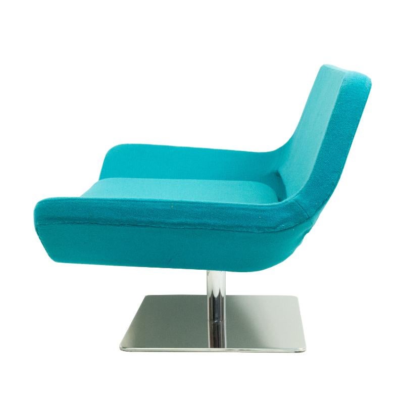 Sillón moderno azul de estilo de mediados de siglo con base cromada Desconocido en venta
