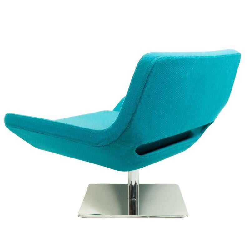 Sillón moderno azul de estilo de mediados de siglo con base cromada Hecho a mano en venta
