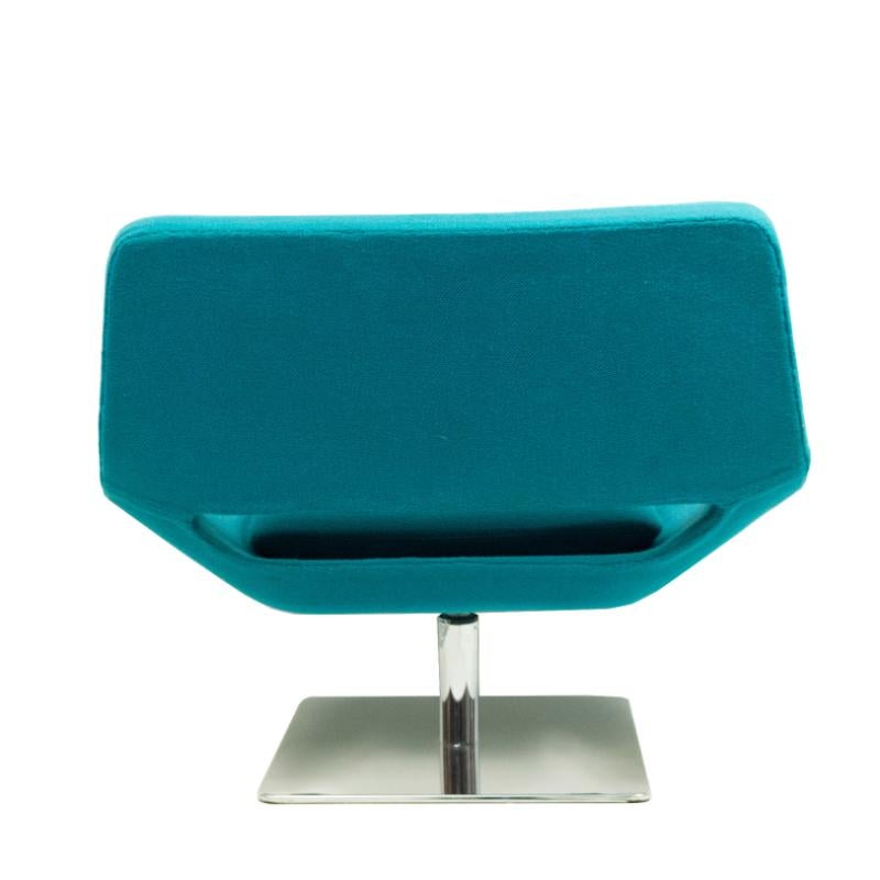 Sillón moderno azul de estilo de mediados de siglo con base cromada en Bueno estado para la venta en Queens, NY