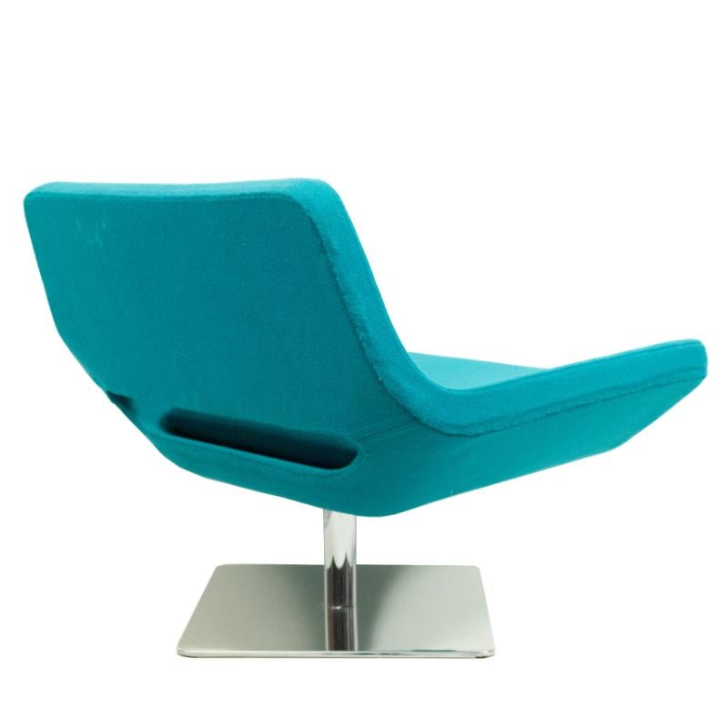 Sillón moderno azul de estilo de mediados de siglo con base cromada siglo XX en venta