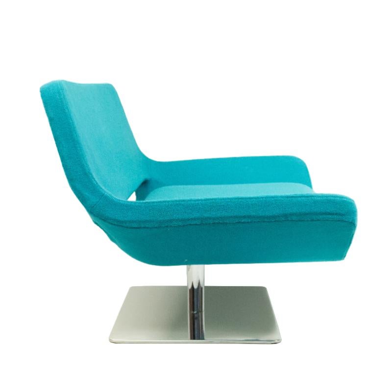 Sillón moderno azul de estilo de mediados de siglo con base cromada Tela en venta