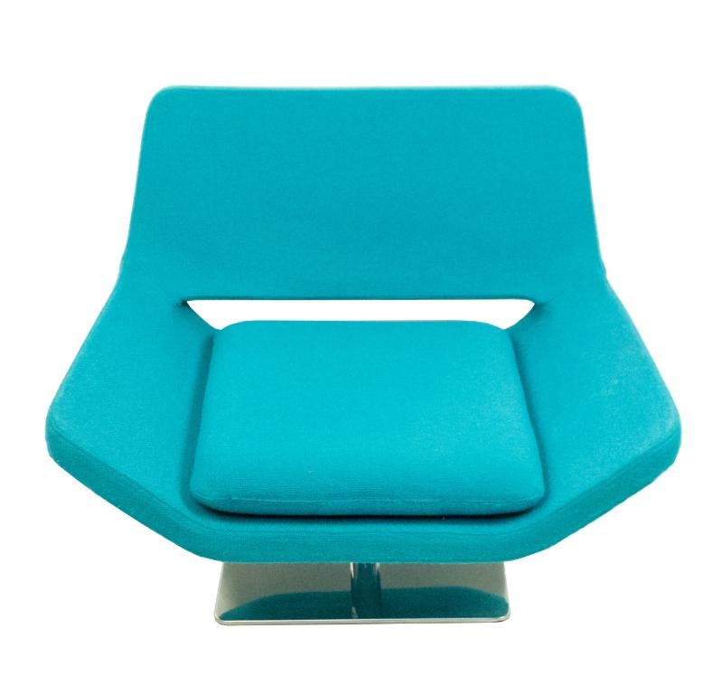 Sillón moderno azul de estilo de mediados de siglo con base cromada en venta 1