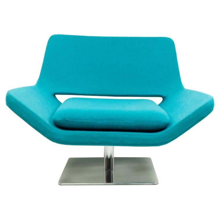 Sillón moderno azul de estilo de mediados de siglo con base cromada