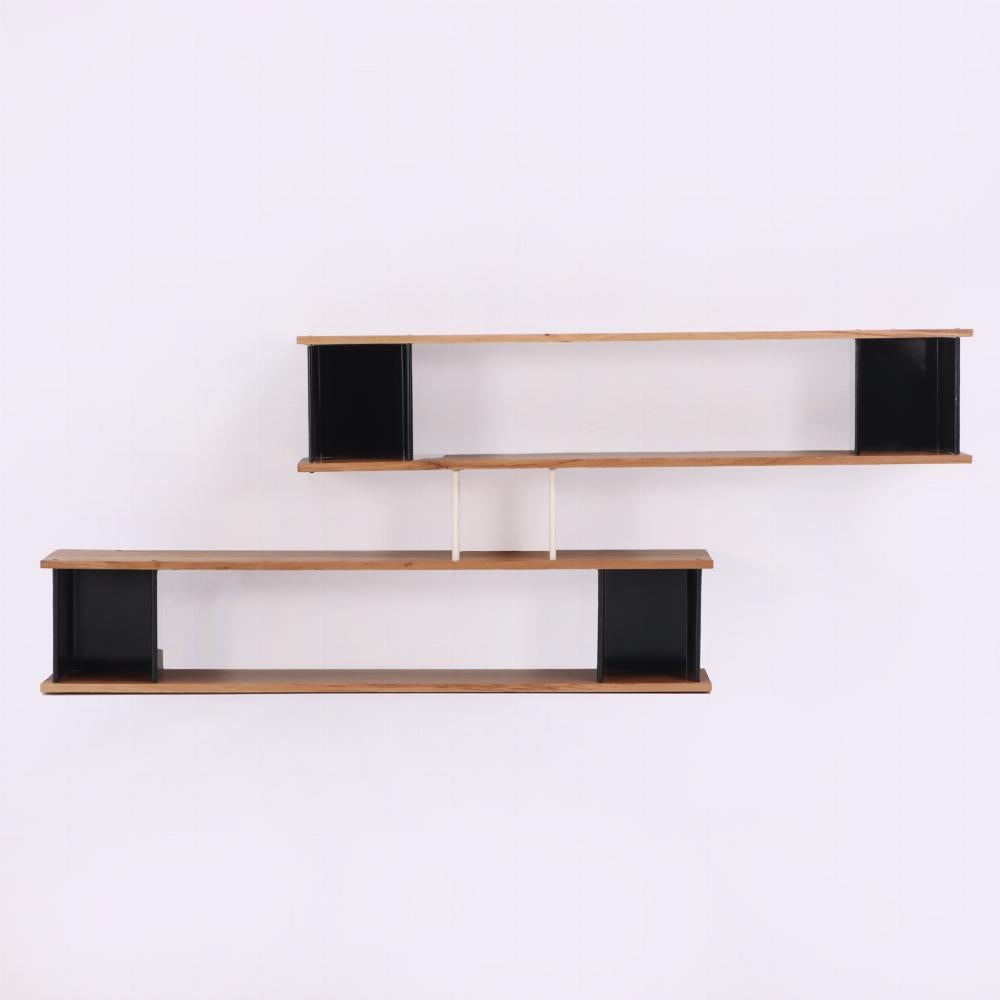 Mid-Century moderno Mid-Century Style Modular Floating Wall Shelf in Aluminum & Wood. in vendita