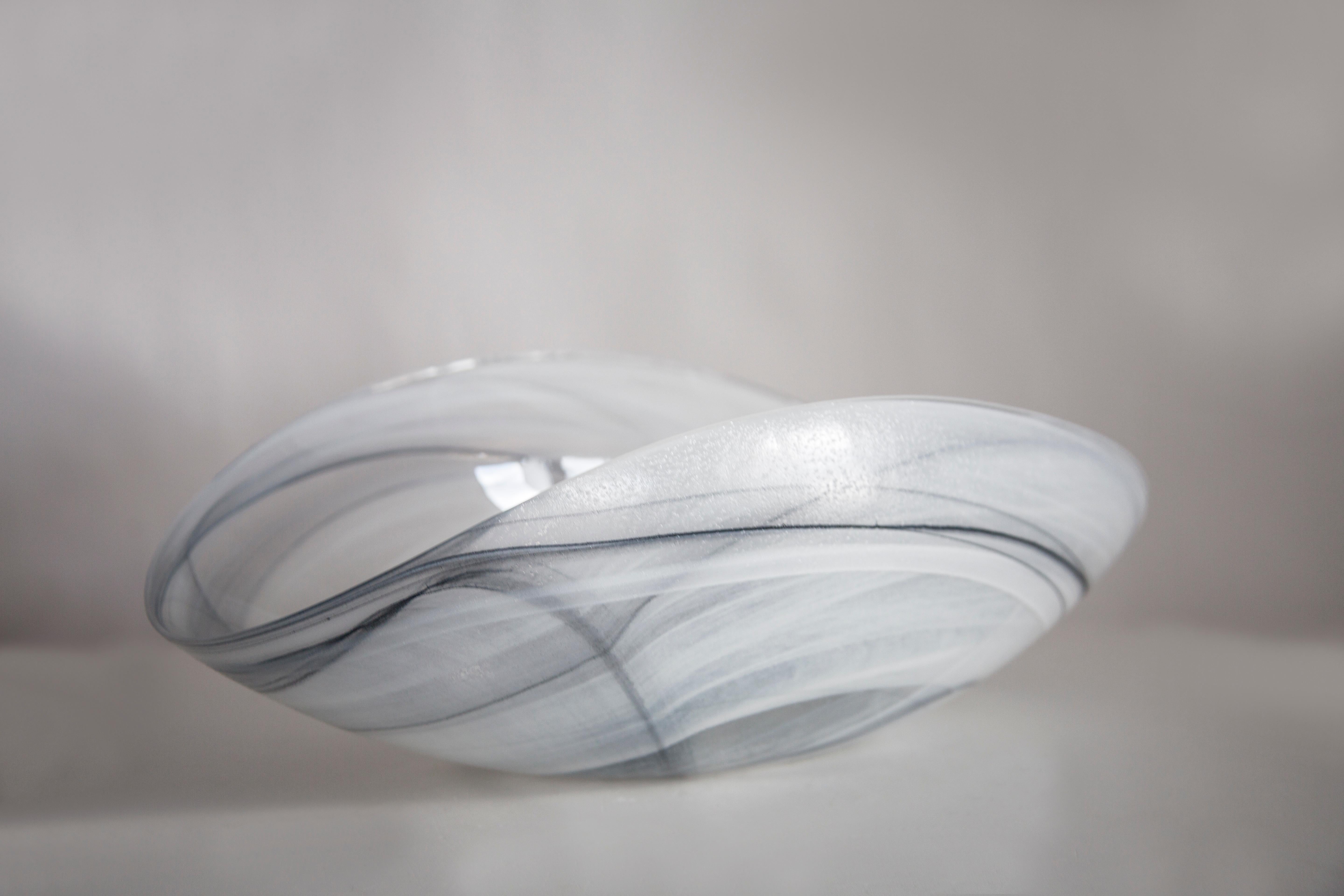 Mid Century Style Murano Glass Big Black and White Bowl, Italy, 2000s In Good Condition For Sale In 05-080 Hornowek, PL