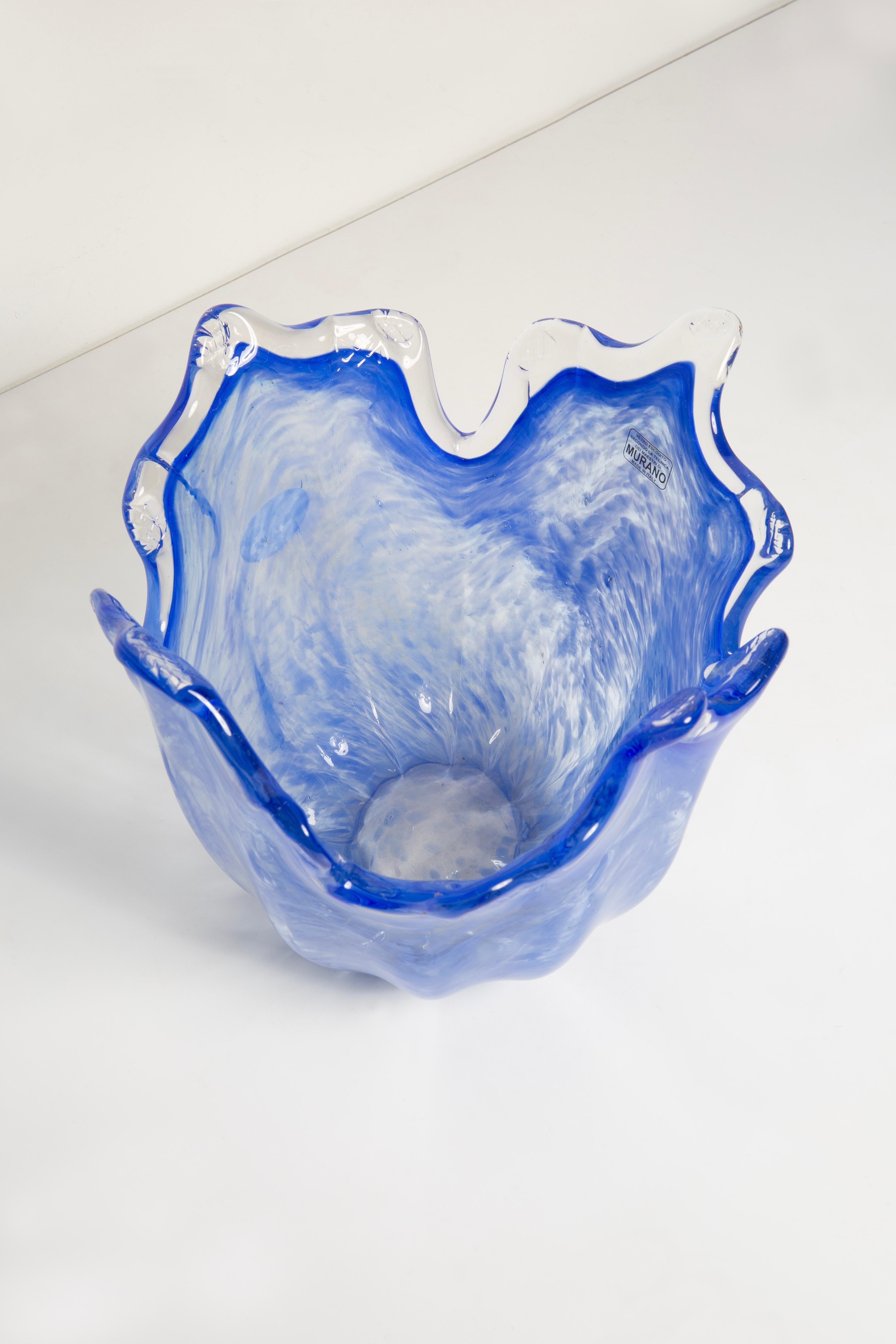 Mittlere blaue Murano-Glasschale im Stil der Jahrhundertmitte, Italien, 2000er Jahre (Kristall) im Angebot